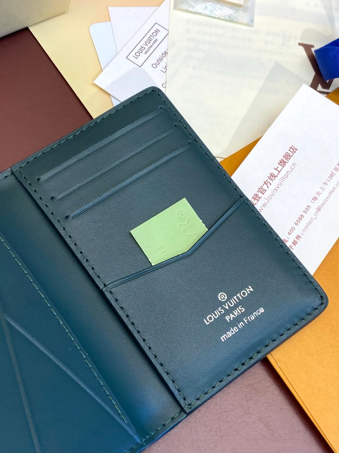 💰 340 M83069 Green! Chip version, (made of top-grain cowhide), this pocket wallet is made of full-grain Taurillon leather, with subtle embossed LV letters and Monogram flowers. The compact design has an inner pocket and an outer pocket for easy access to credit cards or transportation cards. Detailed features 7.5 x 11.1 x 1 cm (length x height x width).