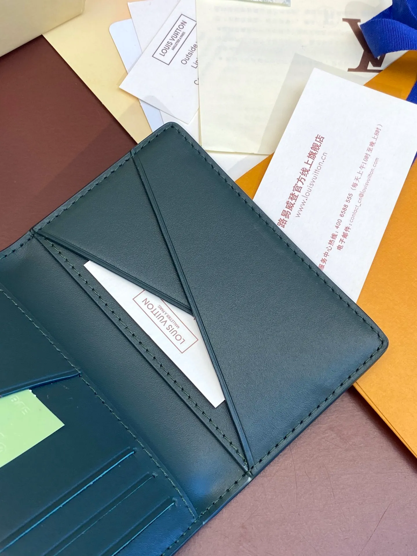 💰 340 M83069 Green! Chip version, (made of top-grain cowhide), this pocket wallet is made of full-grain Taurillon leather, with subtle embossed LV letters and Monogram flowers. The compact design has an inner pocket and an outer pocket for easy access to credit cards or transportation cards. Detailed features 7.5 x 11.1 x 1 cm (length x height x width).