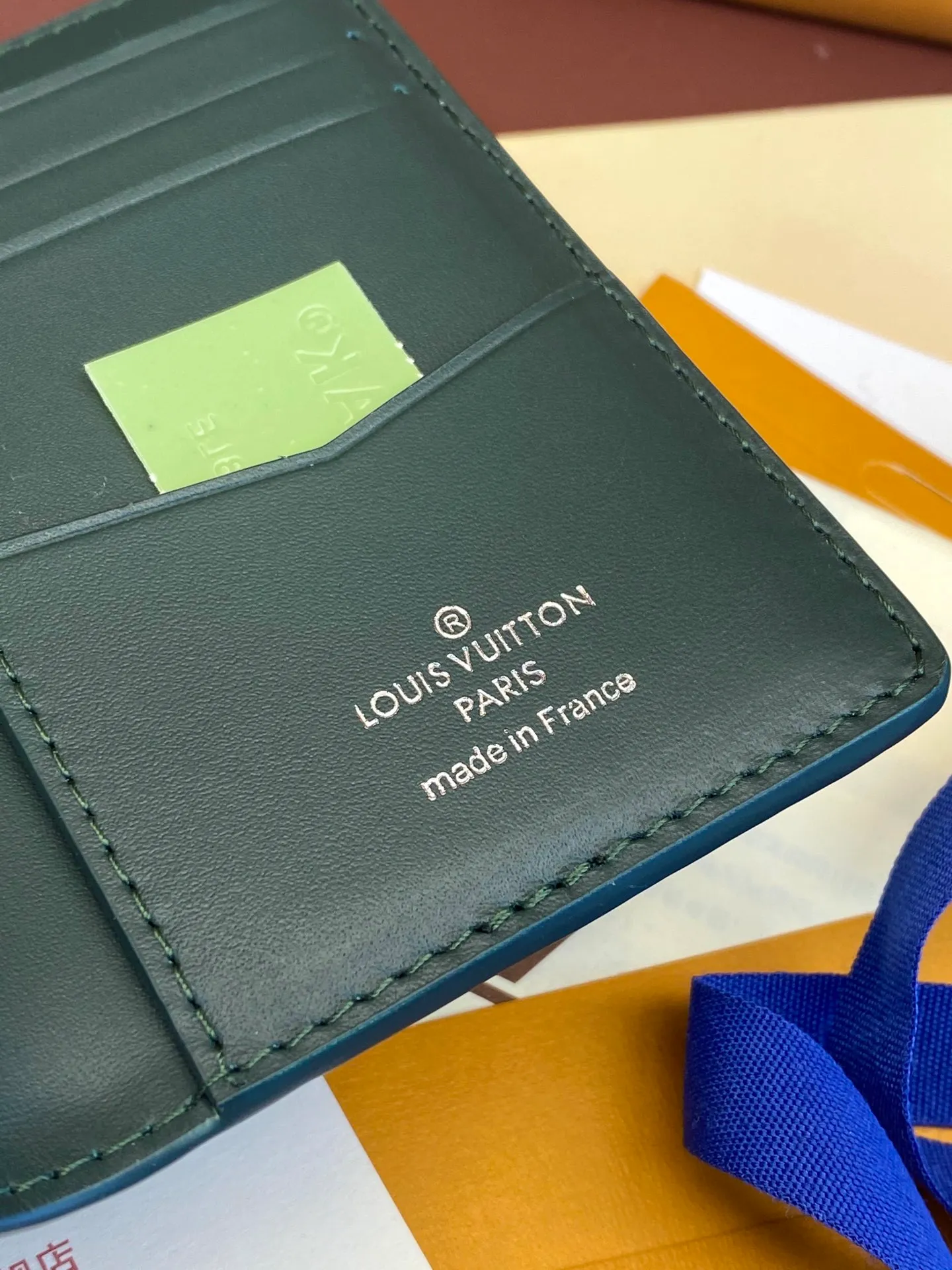 💰 340 M83069 Green! Chip version, (made of top-grain cowhide), this pocket wallet is made of full-grain Taurillon leather, with subtle embossed LV letters and Monogram flowers. The compact design has an inner pocket and an outer pocket for easy access to credit cards or transportation cards. Detailed features 7.5 x 11.1 x 1 cm (length x height x width).