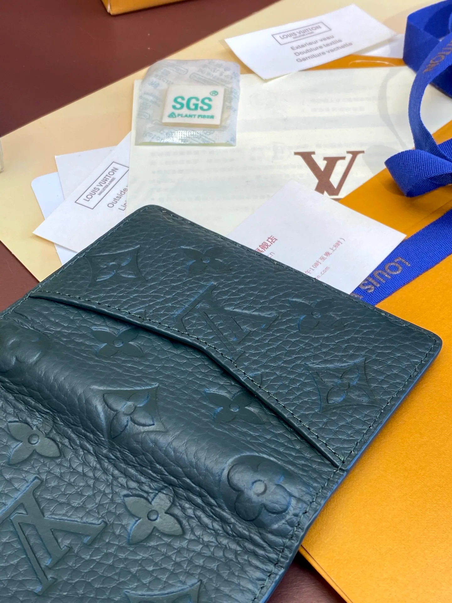 💰 340 M83069 Green! Chip version, (made of top-grain cowhide), this pocket wallet is made of full-grain Taurillon leather, with subtle embossed LV letters and Monogram flowers. The compact design has an inner pocket and an outer pocket for easy access to credit cards or transportation cards. Detailed features 7.5 x 11.1 x 1 cm (length x height x width).
