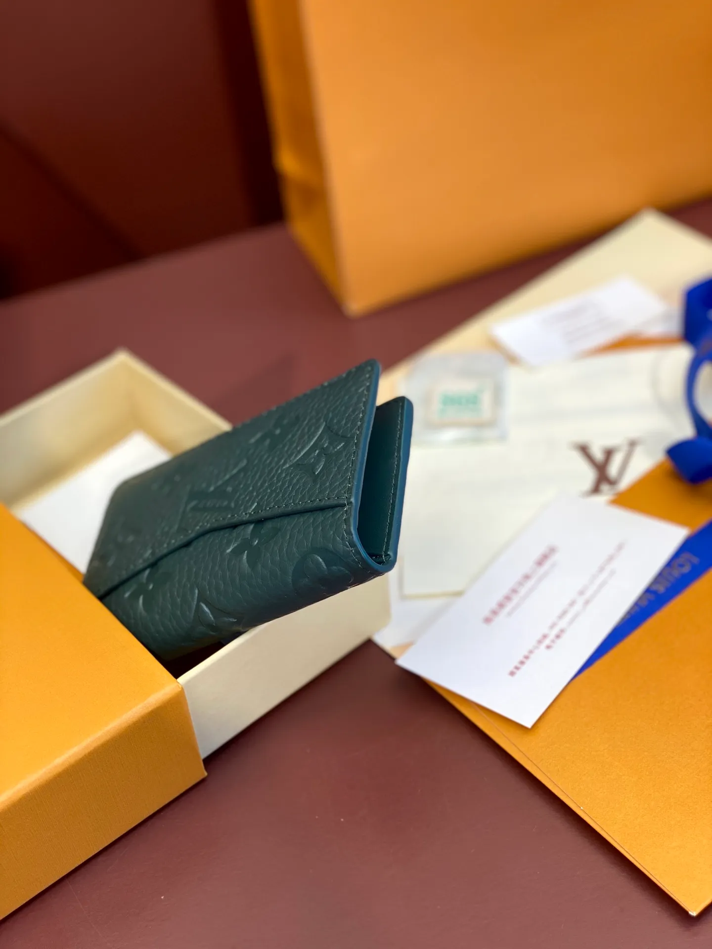 💰 340 M83069 Green! Chip version, (made of top-grain cowhide), this pocket wallet is made of full-grain Taurillon leather, with subtle embossed LV letters and Monogram flowers. The compact design has an inner pocket and an outer pocket for easy access to credit cards or transportation cards. Detailed features 7.5 x 11.1 x 1 cm (length x height x width).
