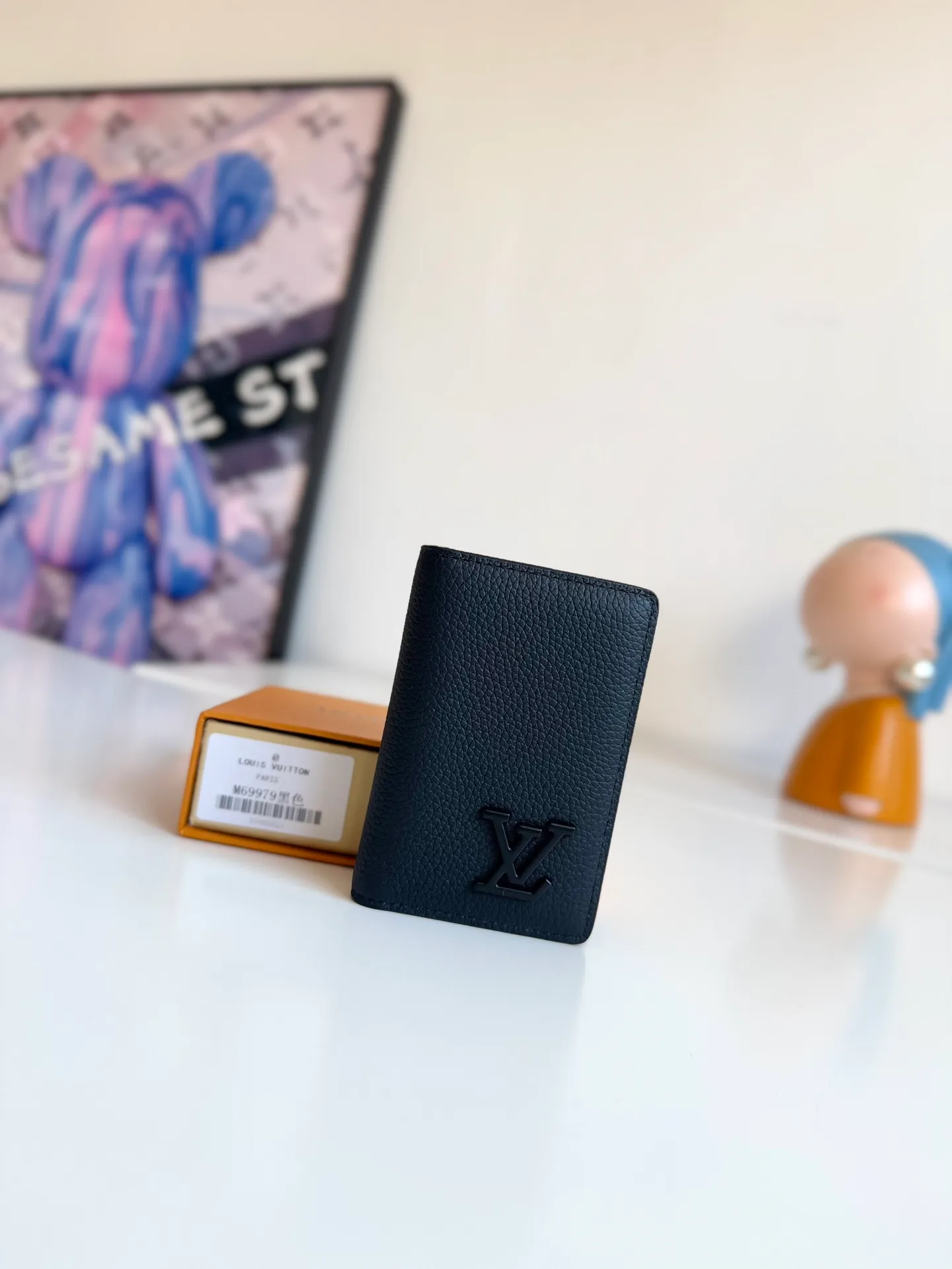 P340🇫🇷Overseas original single M69979 black exclusive real shot! The new LV Aerogram Pocket Wallet is made of cow leather as soft as old aviation letterheads. The metal LV letters discreetly mark the brand identity. It is equipped with compartments and card slots, achieving the fusion of elegance and functionality. Pairs with any LV Aerogram bag. Size: 11×8cm