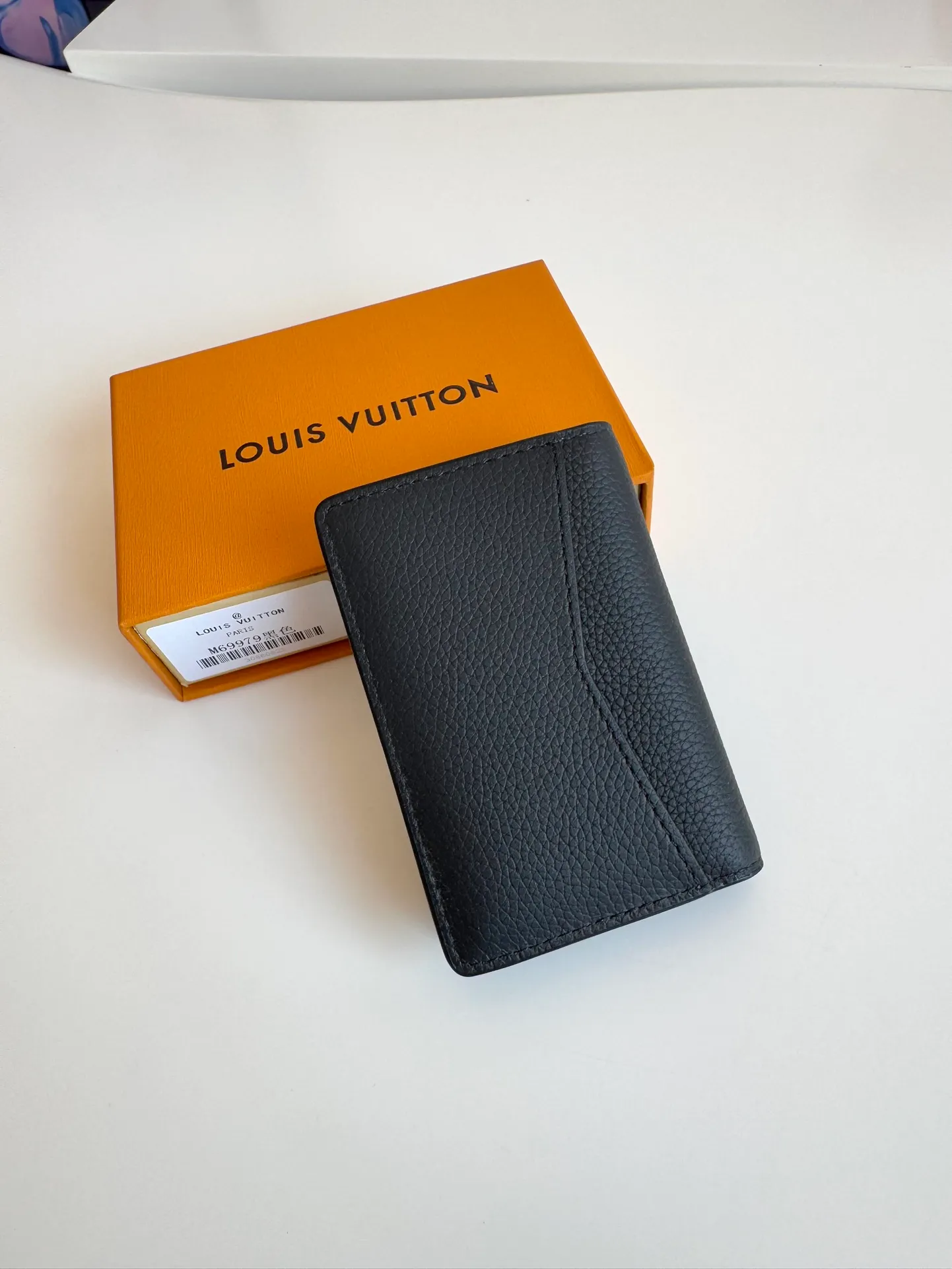 P340🇫🇷Overseas original single M69979 black exclusive real shot! The new LV Aerogram Pocket Wallet is made of cow leather as soft as old aviation letterheads. The metal LV letters discreetly mark the brand identity. It is equipped with compartments and card slots, achieving the fusion of elegance and functionality. Pairs with any LV Aerogram bag. Size: 11×8cm