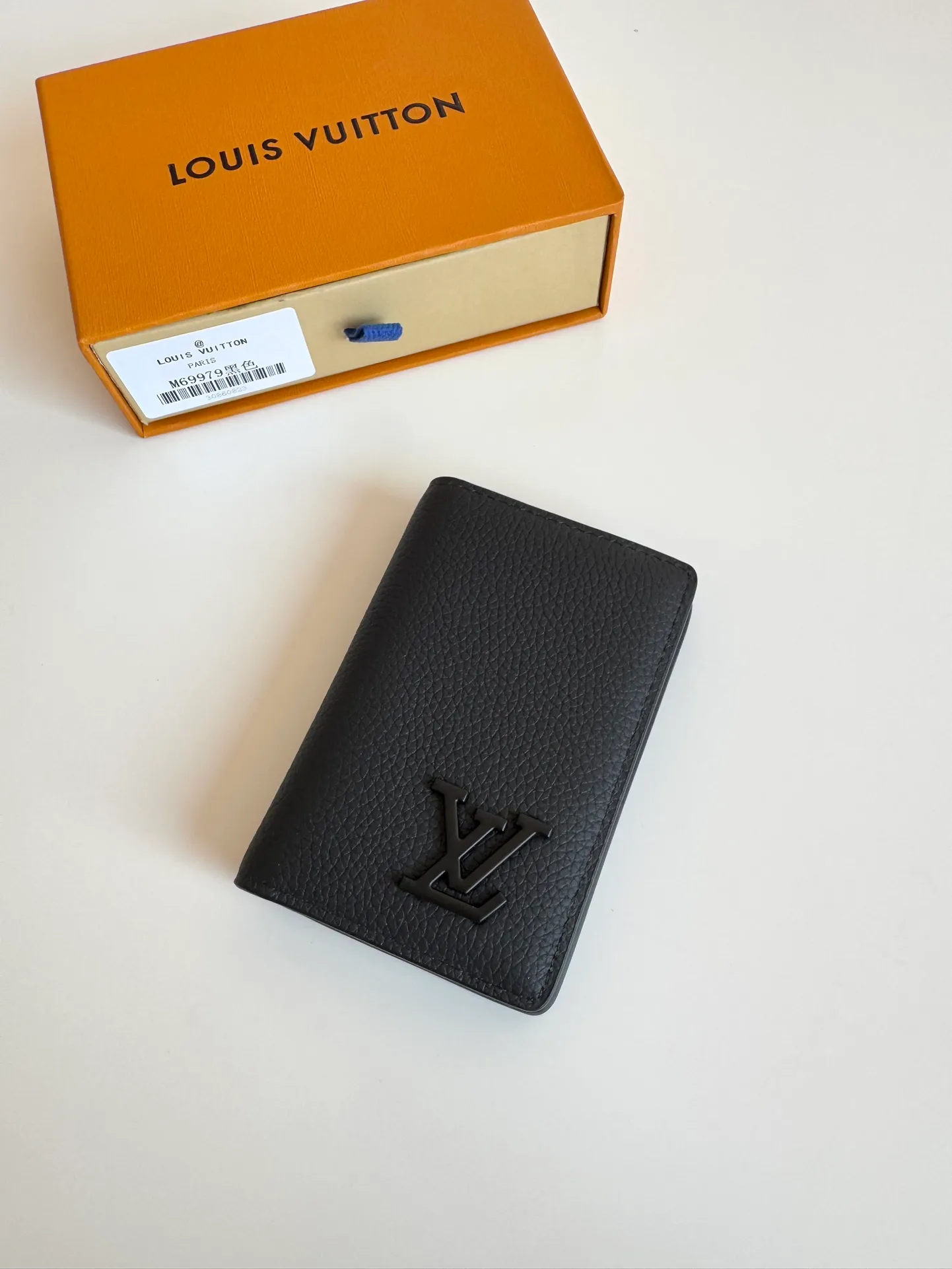 P340🇫🇷Overseas original single M69979 black exclusive real shot! The new LV Aerogram Pocket Wallet is made of cow leather as soft as old aviation letterheads. The metal LV letters discreetly mark the brand identity. It is equipped with compartments and card slots, achieving the fusion of elegance and functionality. Pairs with any LV Aerogram bag. Size: 11×8cm