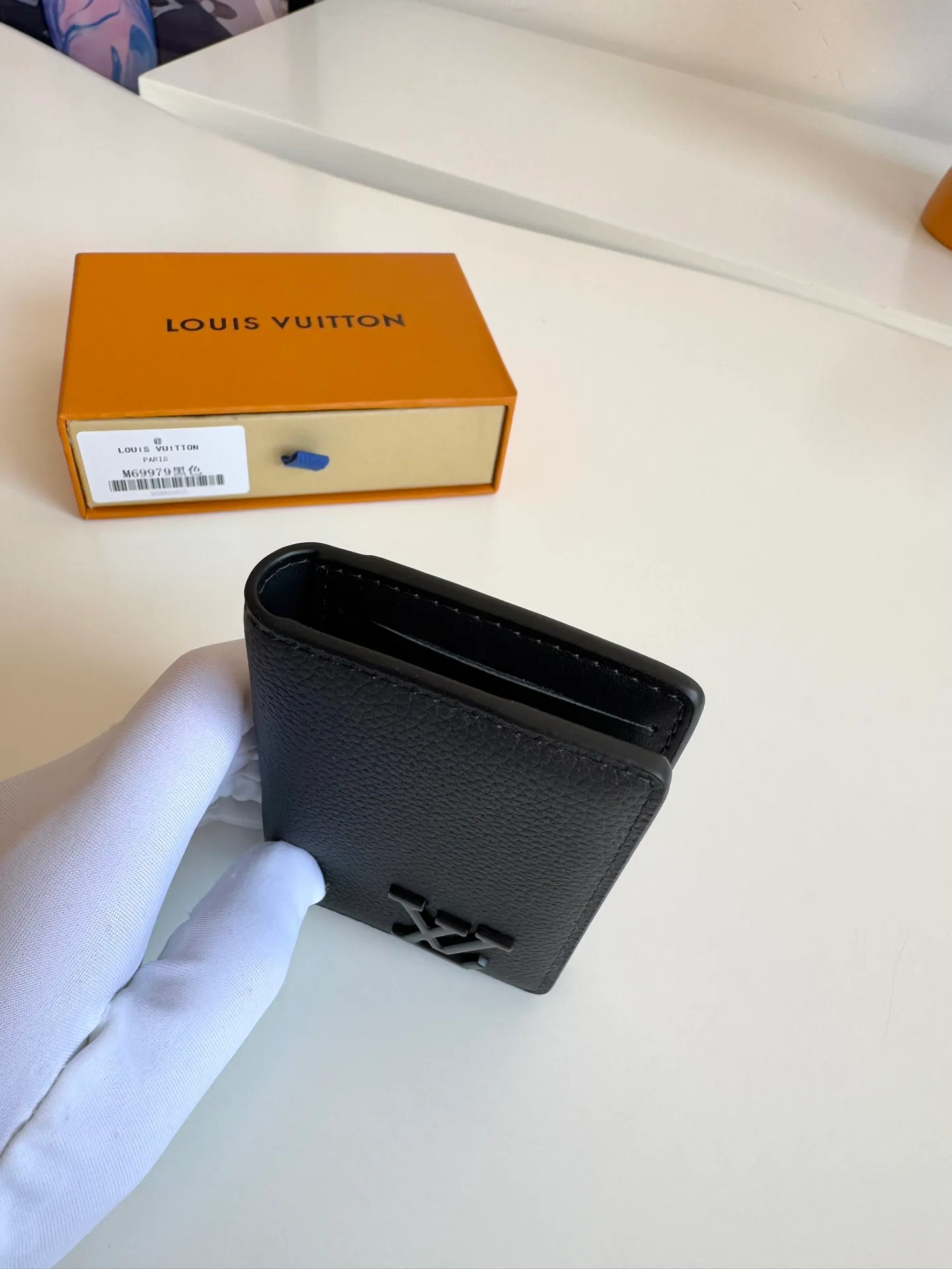 P340🇫🇷Overseas original single M69979 black exclusive real shot! The new LV Aerogram Pocket Wallet is made of cow leather as soft as old aviation letterheads. The metal LV letters discreetly mark the brand identity. It is equipped with compartments and card slots, achieving the fusion of elegance and functionality. Pairs with any LV Aerogram bag. Size: 11×8cm
