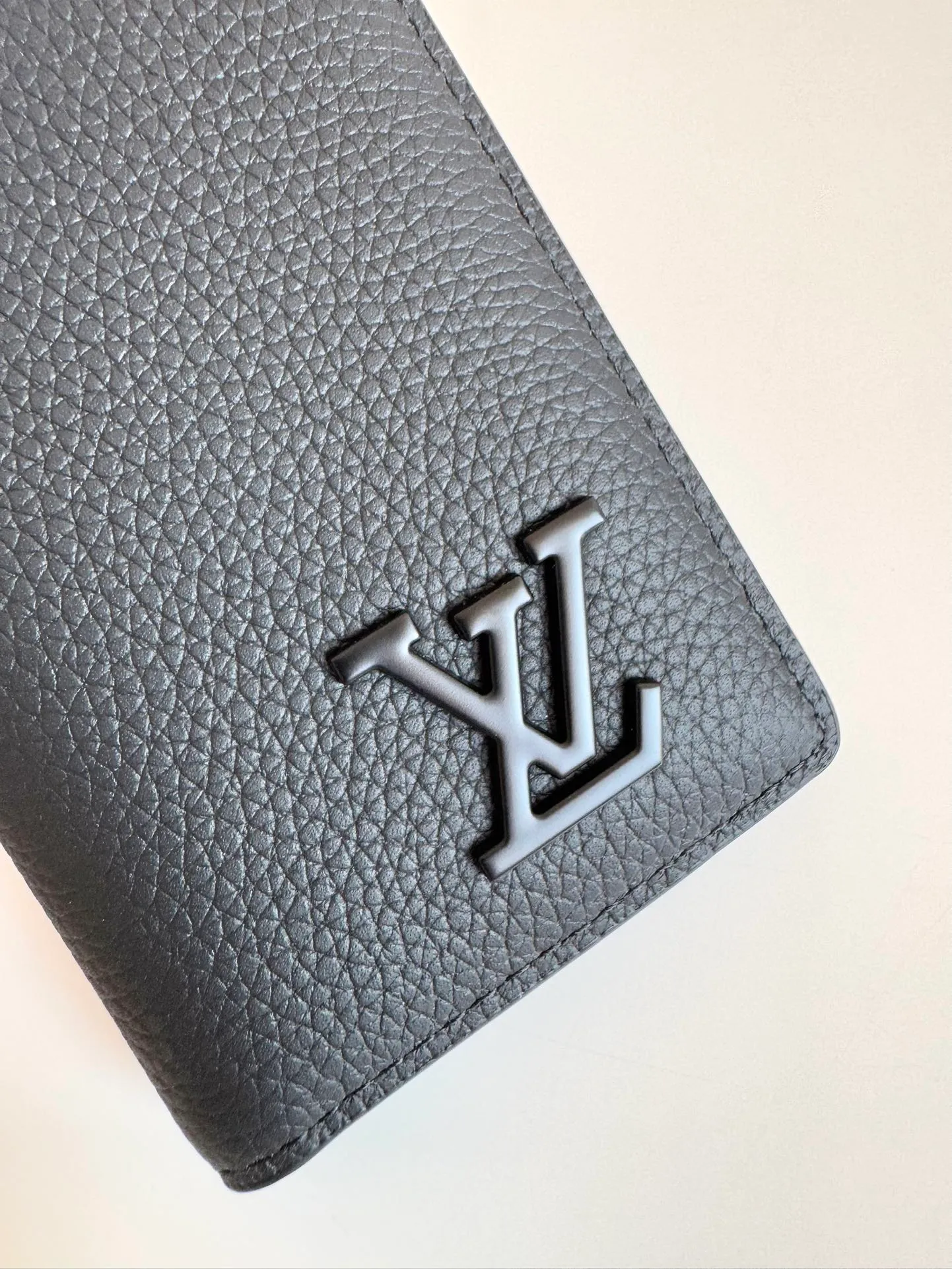 P340🇫🇷Overseas original single M69979 black exclusive real shot! The new LV Aerogram Pocket Wallet is made of cow leather as soft as old aviation letterheads. The metal LV letters discreetly mark the brand identity. It is equipped with compartments and card slots, achieving the fusion of elegance and functionality. Pairs with any LV Aerogram bag. Size: 11×8cm