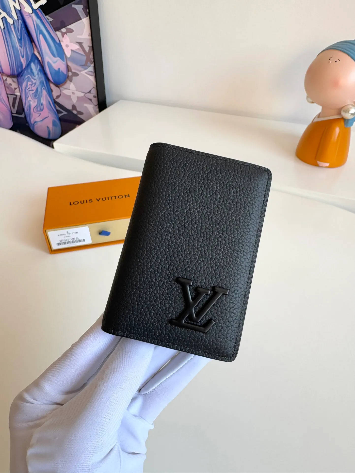 P340🇫🇷Overseas original single M69979 black exclusive real shot! The new LV Aerogram Pocket Wallet is made of cow leather as soft as old aviation letterheads. The metal LV letters discreetly mark the brand identity. It is equipped with compartments and card slots, achieving the fusion of elegance and functionality. Pairs with any LV Aerogram bag. Size: 11×8cm