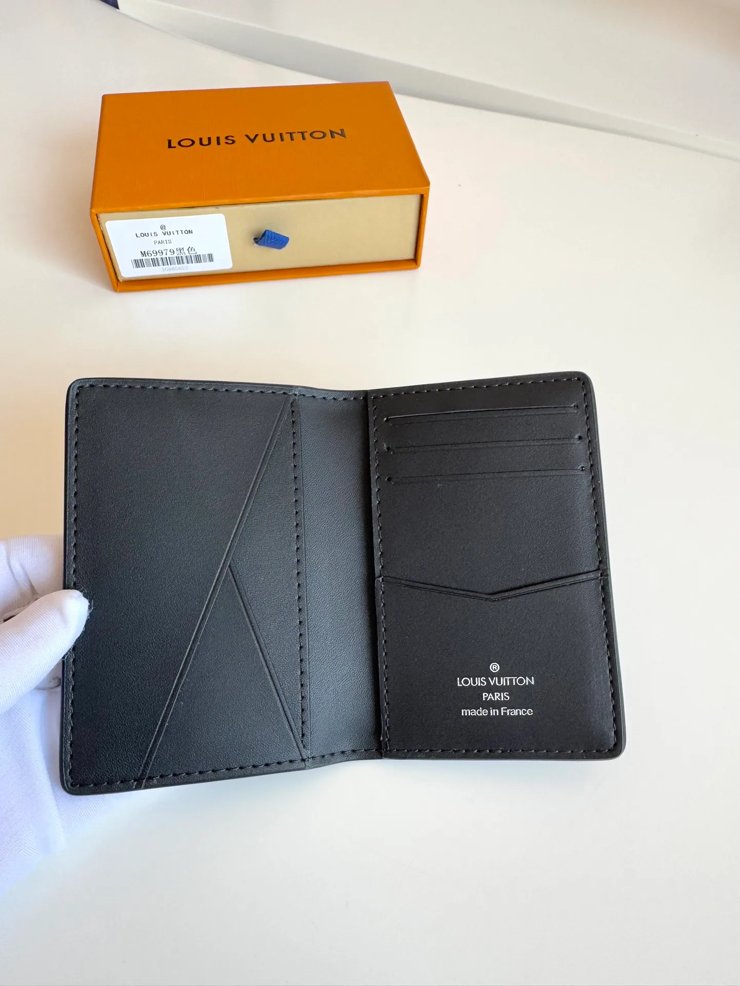 P340🇫🇷Overseas original single M69979 black exclusive real shot! The new LV Aerogram Pocket Wallet is made of cow leather as soft as old aviation letterheads. The metal LV letters discreetly mark the brand identity. It is equipped with compartments and card slots, achieving the fusion of elegance and functionality. Pairs with any LV Aerogram bag. Size: 11×8cm