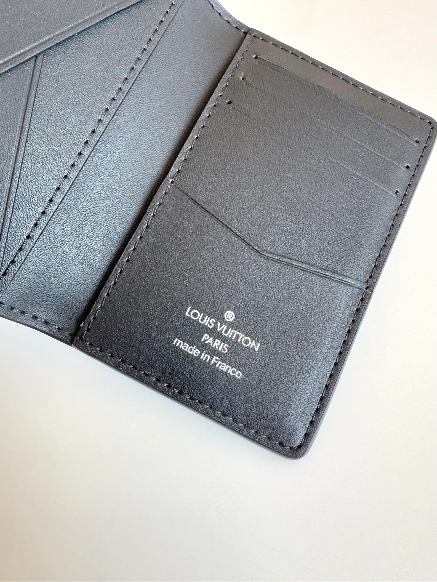 P340🇫🇷Overseas original single M69979 black exclusive real shot! The new LV Aerogram Pocket Wallet is made of cow leather as soft as old aviation letterheads. The metal LV letters discreetly mark the brand identity. It is equipped with compartments and card slots, achieving the fusion of elegance and functionality. Pairs with any LV Aerogram bag. Size: 11×8cm