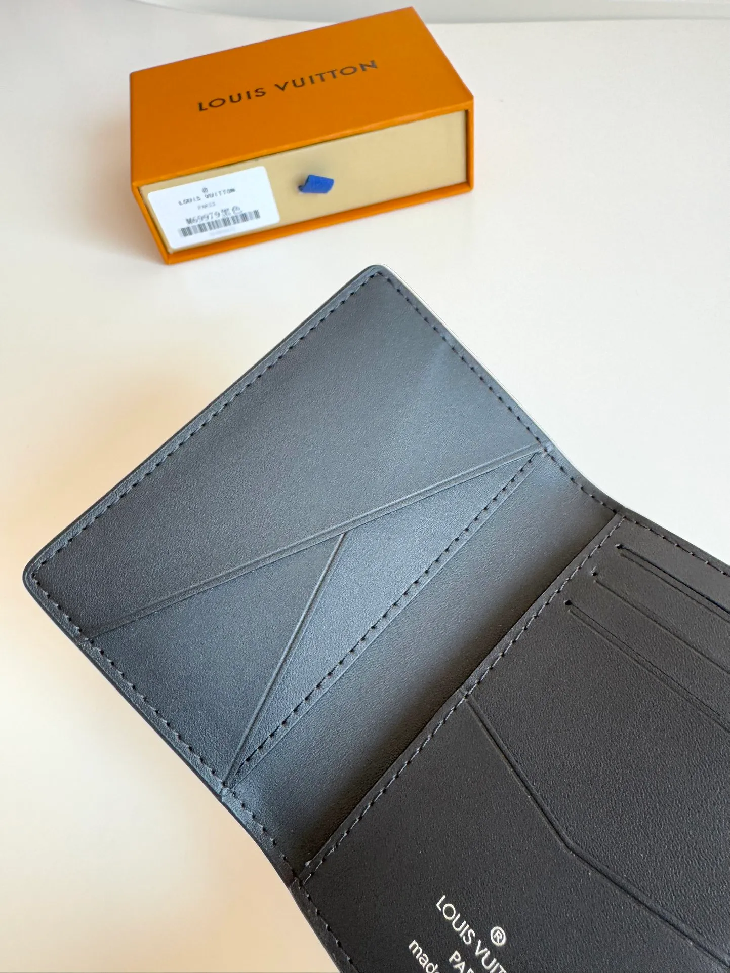 P340🇫🇷Overseas original single M69979 black exclusive real shot! The new LV Aerogram Pocket Wallet is made of cow leather as soft as old aviation letterheads. The metal LV letters discreetly mark the brand identity. It is equipped with compartments and card slots, achieving the fusion of elegance and functionality. Pairs with any LV Aerogram bag. Size: 11×8cm