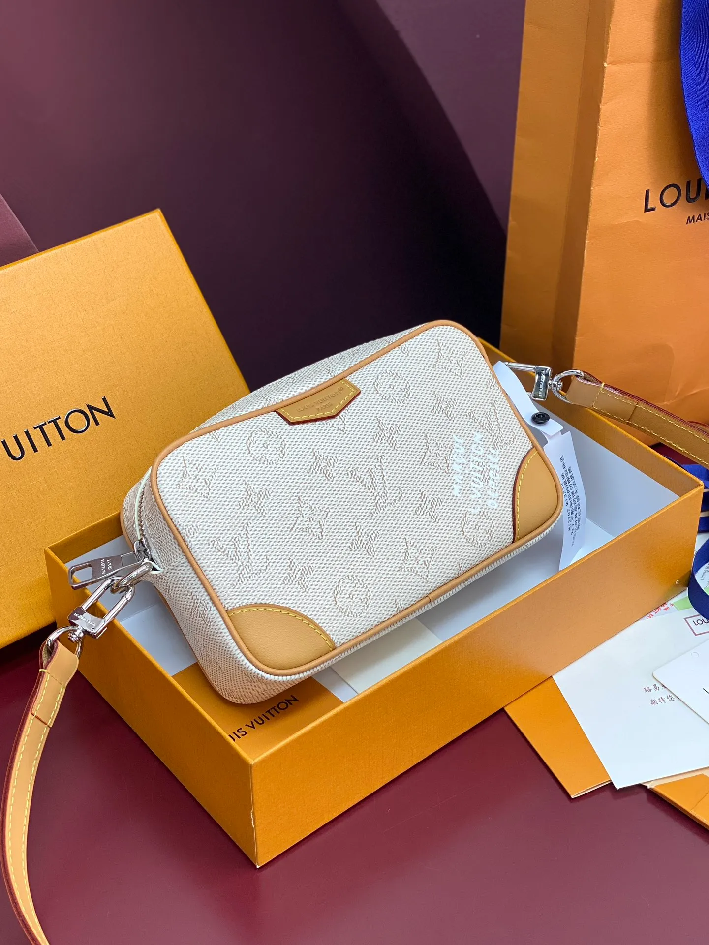 M27155 silk screen apricot color! Chip version! TROCADÉRO MINI BAG! This Trocadéro mini bag is crafted in Monogram Heritage coated canvas with leather trim and trunk-style reinforced corners, a nod to the brand's compact crossbody designs created in the 1980s. The apricot tone complements the colorful striped lining, and the detachable and adjustable shoulder strap allows for shoulder or cross-body wear.  Dimensions 13 x 6.5 x 20 cm.