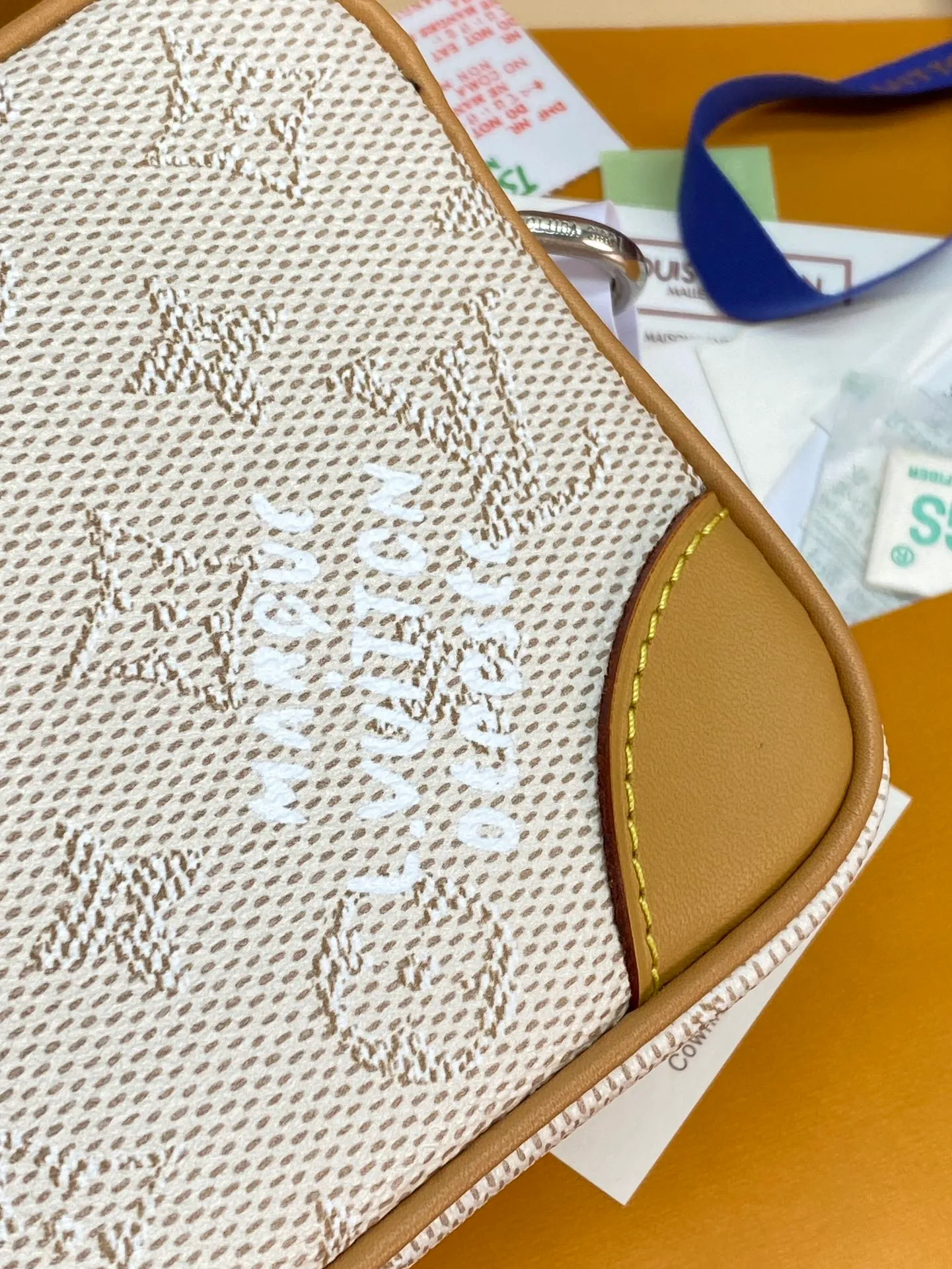 M27155 silk screen apricot color! Chip version! TROCADÉRO MINI BAG! This Trocadéro mini bag is crafted in Monogram Heritage coated canvas with leather trim and trunk-style reinforced corners, a nod to the brand's compact crossbody designs created in the 1980s. The apricot tone complements the colorful striped lining, and the detachable and adjustable shoulder strap allows for shoulder or cross-body wear.  Dimensions 13 x 6.5 x 20 cm.