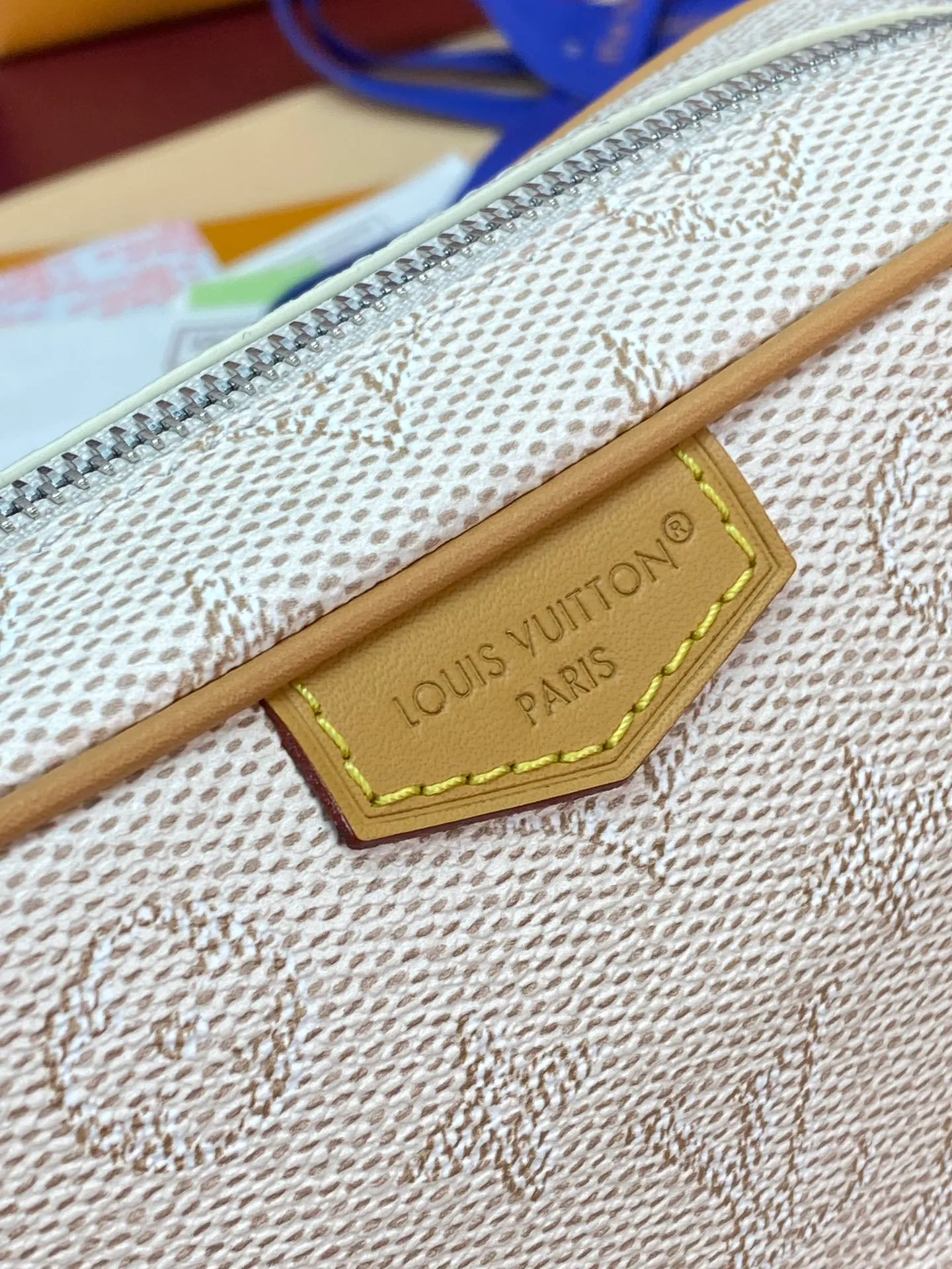 M27155 silk screen apricot color! Chip version! TROCADÉRO MINI BAG! This Trocadéro mini bag is crafted in Monogram Heritage coated canvas with leather trim and trunk-style reinforced corners, a nod to the brand's compact crossbody designs created in the 1980s. The apricot tone complements the colorful striped lining, and the detachable and adjustable shoulder strap allows for shoulder or cross-body wear.  Dimensions 13 x 6.5 x 20 cm.