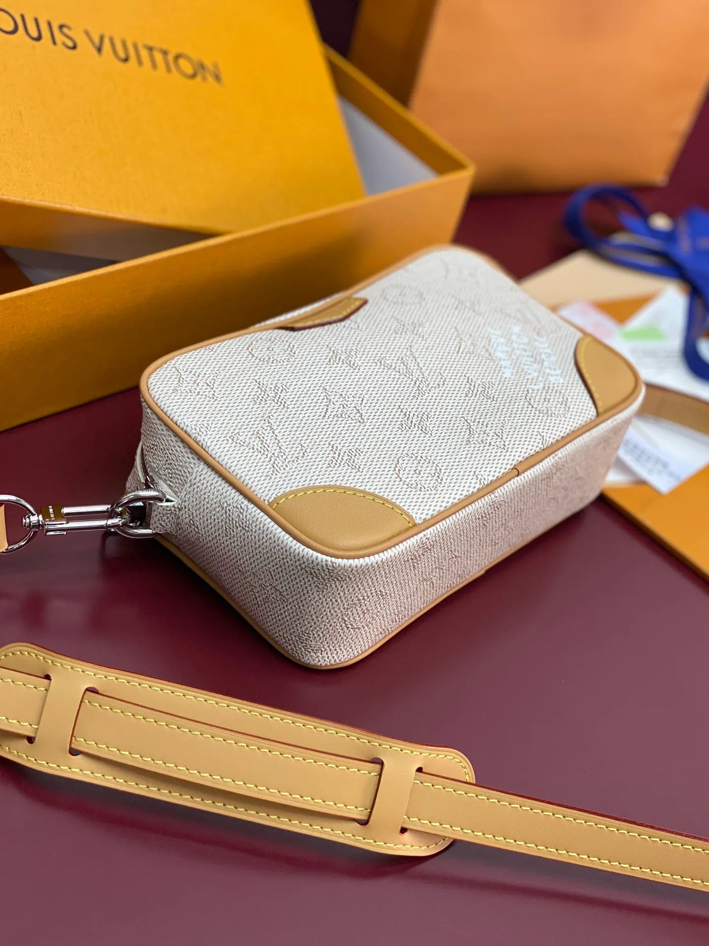 M27155 silk screen apricot color! Chip version! TROCADÉRO MINI BAG! This Trocadéro mini bag is crafted in Monogram Heritage coated canvas with leather trim and trunk-style reinforced corners, a nod to the brand's compact crossbody designs created in the 1980s. The apricot tone complements the colorful striped lining, and the detachable and adjustable shoulder strap allows for shoulder or cross-body wear.  Dimensions 13 x 6.5 x 20 cm.