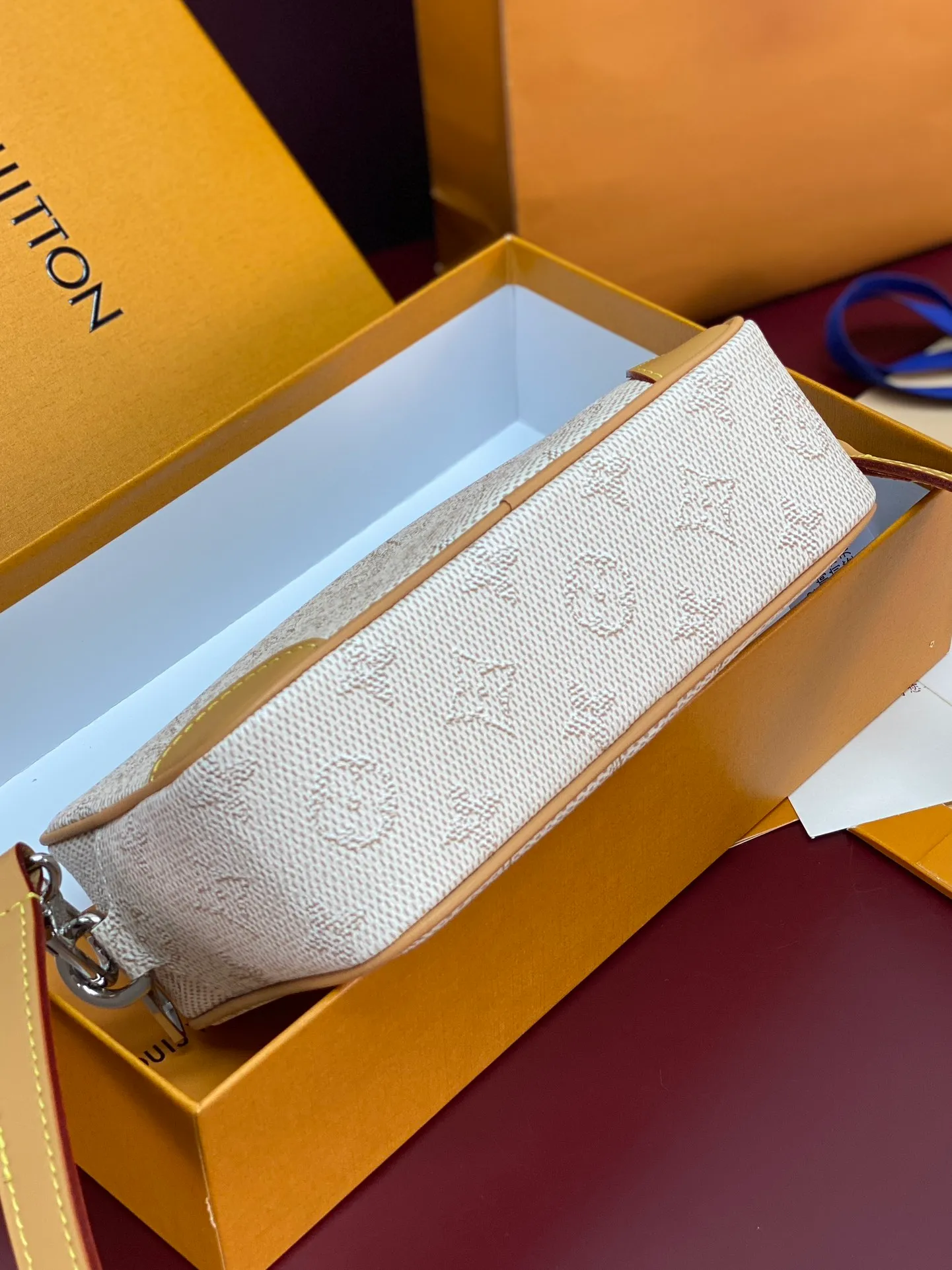 M27155 silk screen apricot color! Chip version! TROCADÉRO MINI BAG! This Trocadéro mini bag is crafted in Monogram Heritage coated canvas with leather trim and trunk-style reinforced corners, a nod to the brand's compact crossbody designs created in the 1980s. The apricot tone complements the colorful striped lining, and the detachable and adjustable shoulder strap allows for shoulder or cross-body wear.  Dimensions 13 x 6.5 x 20 cm.