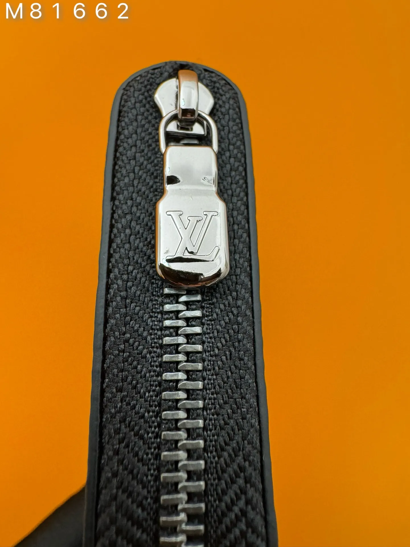 M81662 "Special Duty Free" ♻️[Official special edition·First-class material·All-steel hardware·French chip·Full set of packaging] Made of Monogram Eclipse canvas, with cowhide lining and silver metal parts. The zipper opens and closes widely, allowing easy access to the two inner coin compartments. The wallet can store change, credit cards and other small items. 7.5x11.5x2cm 💰560