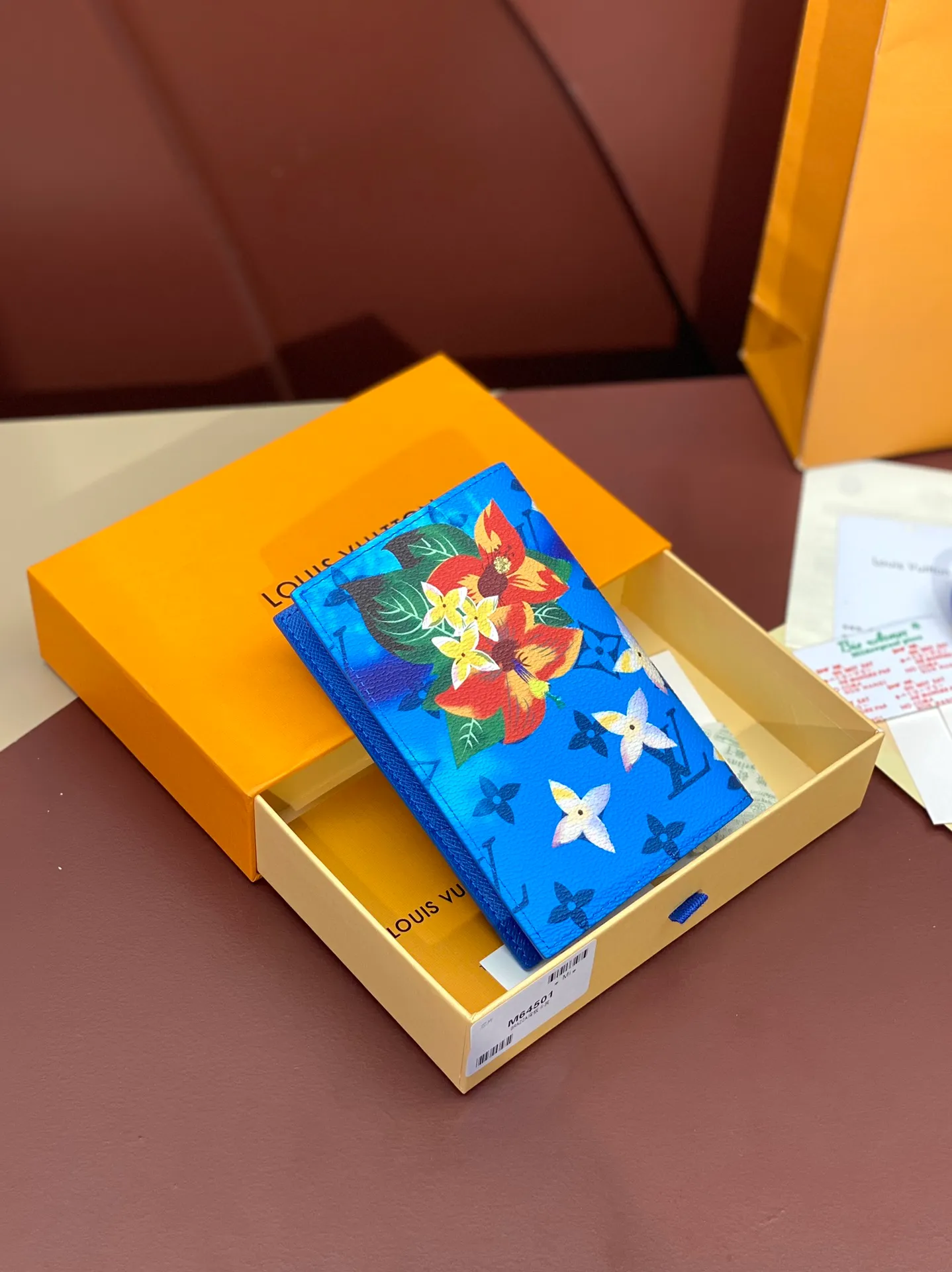 N64501 Skateboard 🛹 Bright blue! Passport holder! The perfect companion for traveling in style. Lined with luxurious grained calfskin and featuring a multi-compartment interior, this is a classic travel accessory. The image of a giraffe carrying a gorgeous Louis Vuitton handbag and making a shopping spree transforms this elegant passport holder into the embodiment of cuteness. 10.0 x 14.0 x 2.5 cm (length x height x width). 💰340