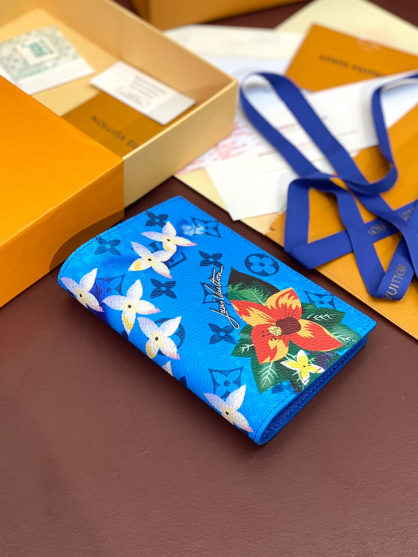 N64501 Skateboard 🛹 Bright blue! Passport holder! The perfect companion for traveling in style. Lined with luxurious grained calfskin and featuring a multi-compartment interior, this is a classic travel accessory. The image of a giraffe carrying a gorgeous Louis Vuitton handbag and making a shopping spree transforms this elegant passport holder into the embodiment of cuteness. 10.0 x 14.0 x 2.5 cm (length x height x width). 💰340