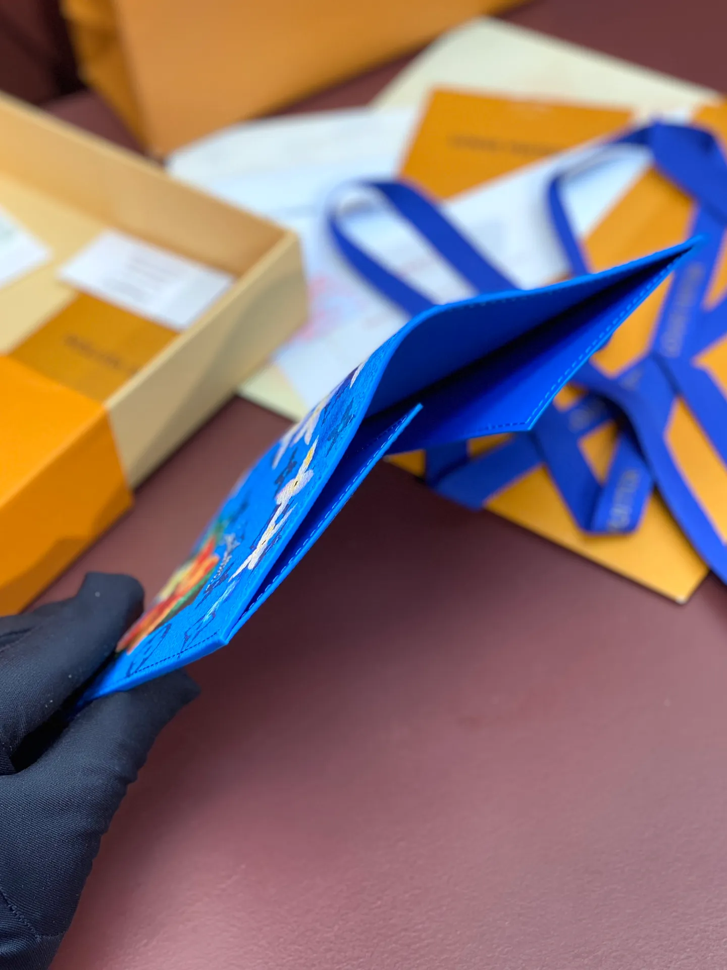 N64501 Skateboard 🛹 Bright blue! Passport holder! The perfect companion for traveling in style. Lined with luxurious grained calfskin and featuring a multi-compartment interior, this is a classic travel accessory. The image of a giraffe carrying a gorgeous Louis Vuitton handbag and making a shopping spree transforms this elegant passport holder into the embodiment of cuteness. 10.0 x 14.0 x 2.5 cm (length x height x width). 💰340