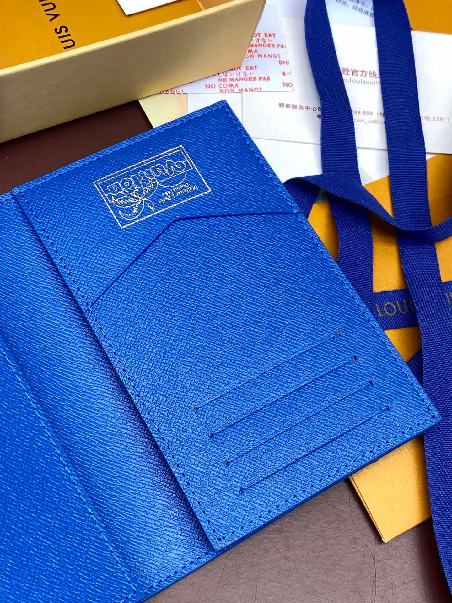N64501 Skateboard 🛹 Bright blue! Passport holder! The perfect companion for traveling in style. Lined with luxurious grained calfskin and featuring a multi-compartment interior, this is a classic travel accessory. The image of a giraffe carrying a gorgeous Louis Vuitton handbag and making a shopping spree transforms this elegant passport holder into the embodiment of cuteness. 10.0 x 14.0 x 2.5 cm (length x height x width). 💰340