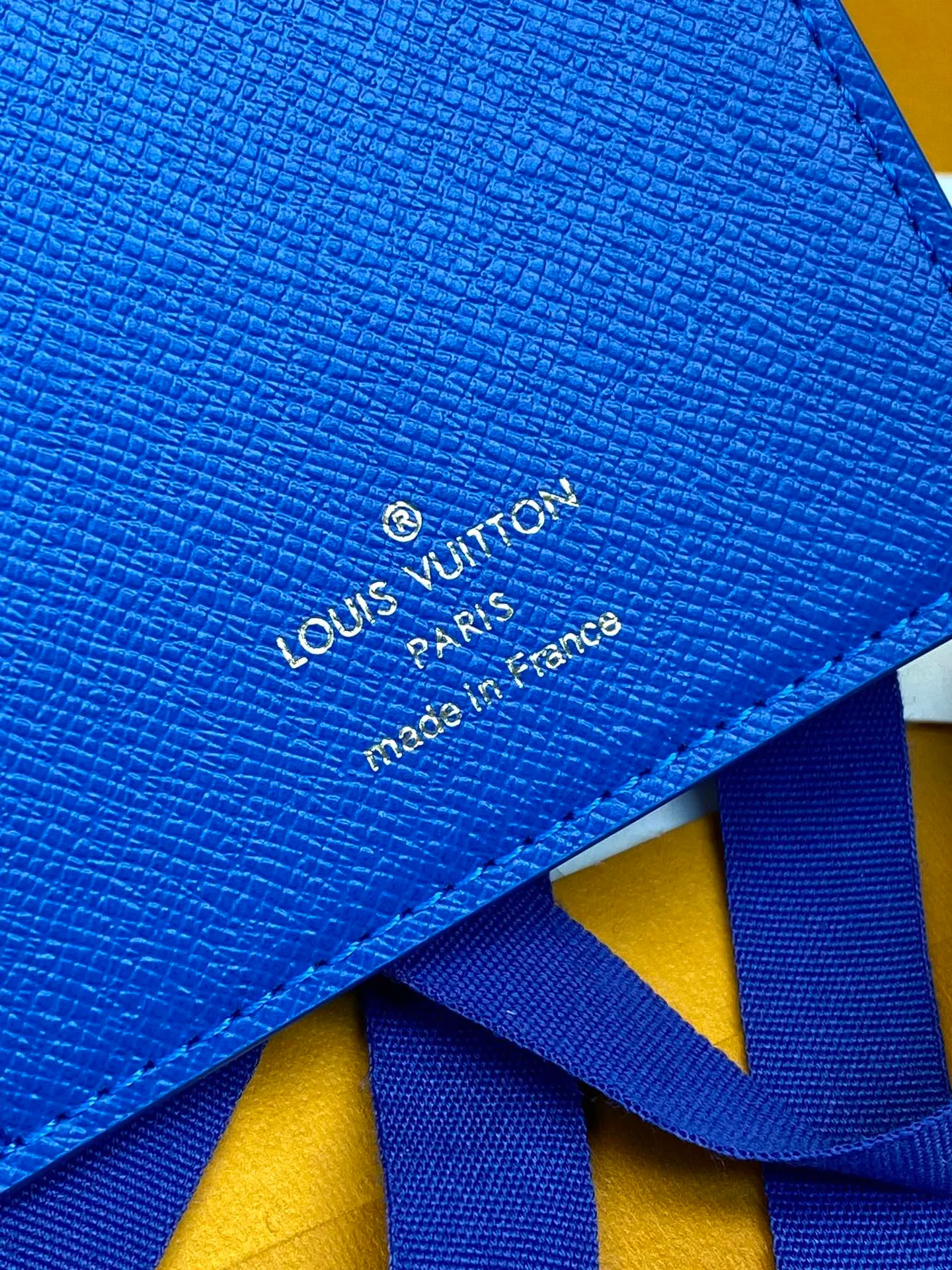 N64501 Skateboard 🛹 Bright blue! Passport holder! The perfect companion for traveling in style. Lined with luxurious grained calfskin and featuring a multi-compartment interior, this is a classic travel accessory. The image of a giraffe carrying a gorgeous Louis Vuitton handbag and making a shopping spree transforms this elegant passport holder into the embodiment of cuteness. 10.0 x 14.0 x 2.5 cm (length x height x width). 💰340