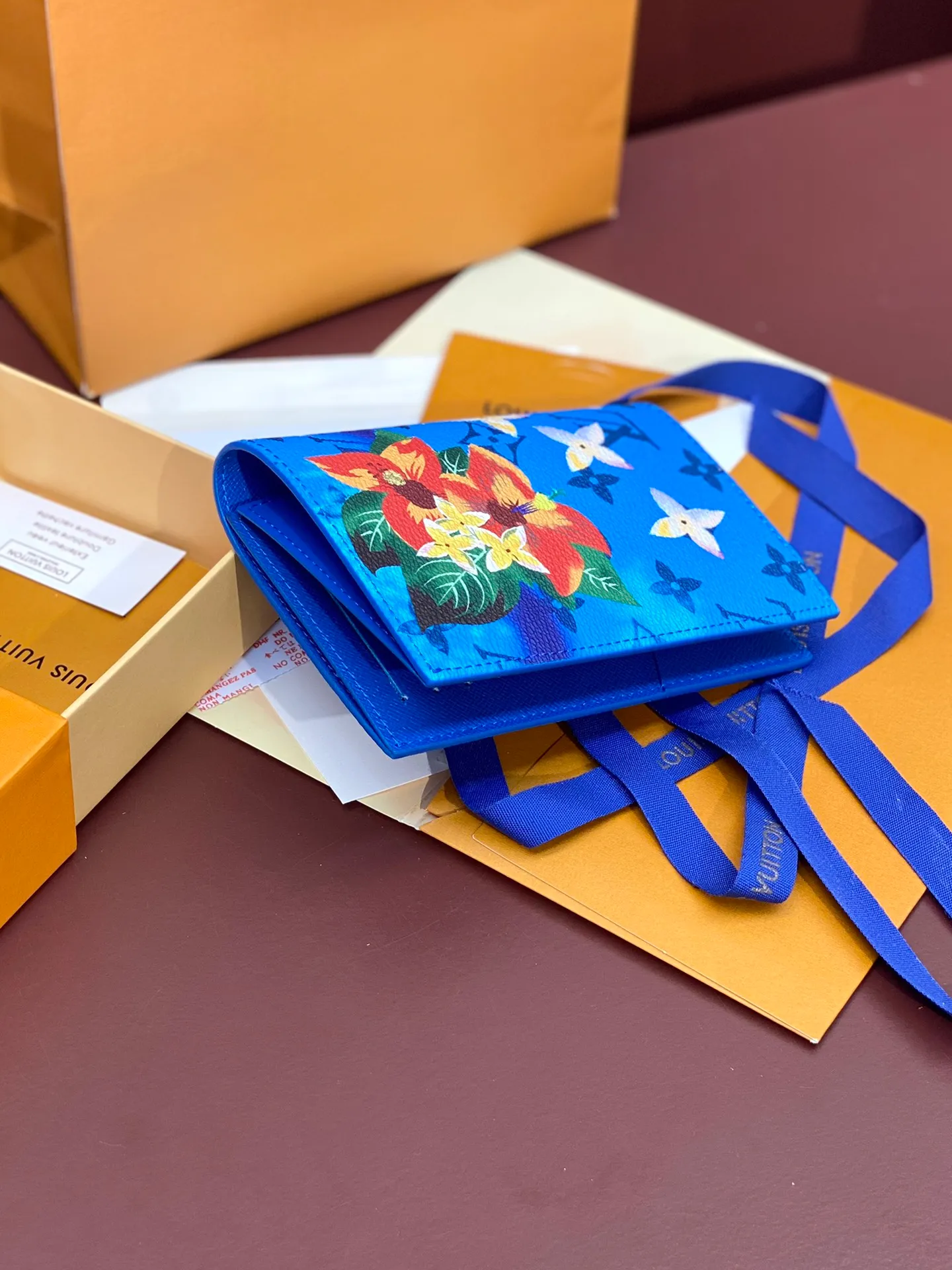 N64501 Skateboard 🛹 Bright blue! Passport holder! The perfect companion for traveling in style. Lined with luxurious grained calfskin and featuring a multi-compartment interior, this is a classic travel accessory. The image of a giraffe carrying a gorgeous Louis Vuitton handbag and making a shopping spree transforms this elegant passport holder into the embodiment of cuteness. 10.0 x 14.0 x 2.5 cm (length x height x width). 💰340