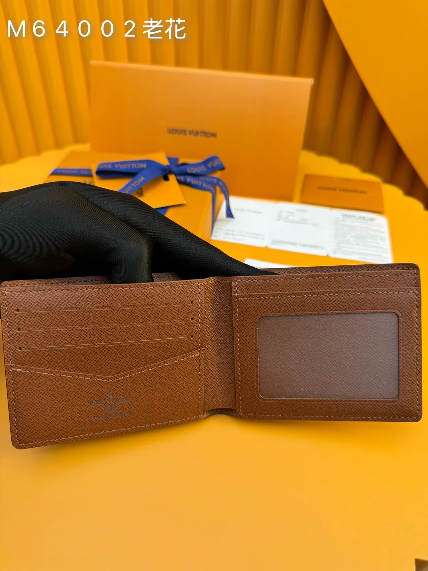 M64002 Presbyopia "Special Duty Free" ♻️ [Official special edition·First-class material·All-steel hardware·French chip·Full set of packaging] This wallet made of coated canvas is small and slim, which can accommodate daily belongings, but can be easily stored in the front or back pocket of clothing. This wallet features a transparent compartment for ID. 11.0x8.5x1.0cm 💰420