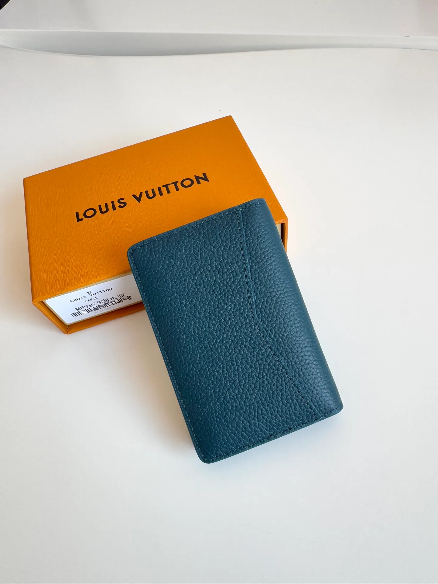 P340🇫🇷Exclusive real shot of overseas original M69979 lake blue! The new LV Aerogram Pocket Wallet is made of cow leather as soft as old aviation letterheads. The metal LV letters discreetly mark the brand identity. It is equipped with compartments and card slots, achieving the fusion of elegance and functionality. Pairs with any LV Aerogram bag. Size: 11×8cm