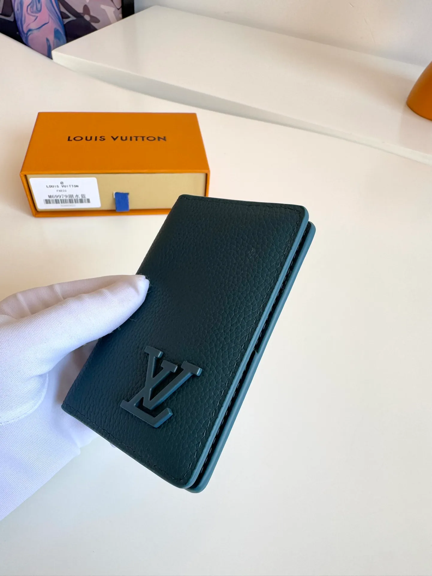 P340🇫🇷Exclusive real shot of overseas original M69979 lake blue! The new LV Aerogram Pocket Wallet is made of cow leather as soft as old aviation letterheads. The metal LV letters discreetly mark the brand identity. It is equipped with compartments and card slots, achieving the fusion of elegance and functionality. Pairs with any LV Aerogram bag. Size: 11×8cm