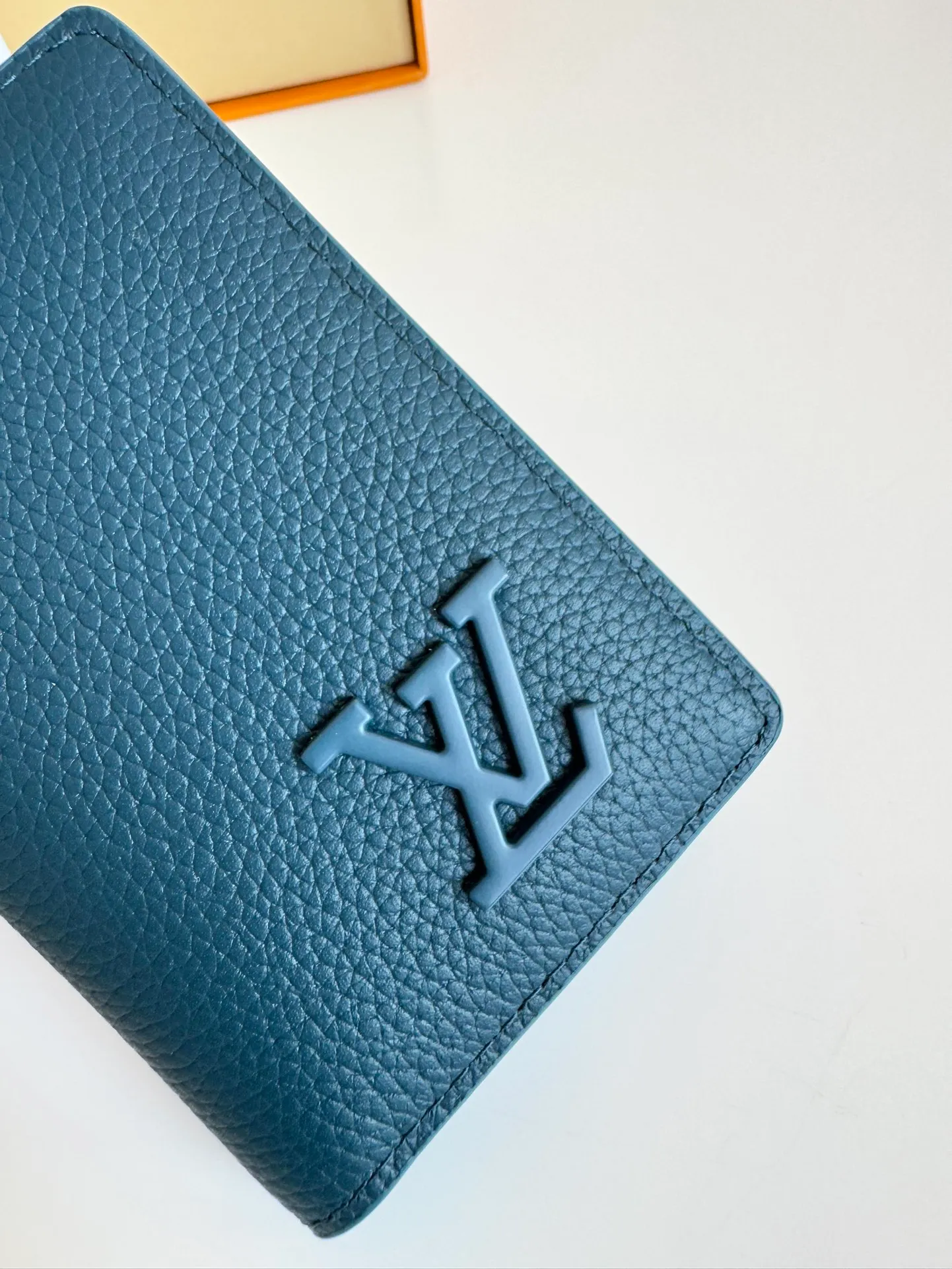 P340🇫🇷Exclusive real shot of overseas original M69979 lake blue! The new LV Aerogram Pocket Wallet is made of cow leather as soft as old aviation letterheads. The metal LV letters discreetly mark the brand identity. It is equipped with compartments and card slots, achieving the fusion of elegance and functionality. Pairs with any LV Aerogram bag. Size: 11×8cm