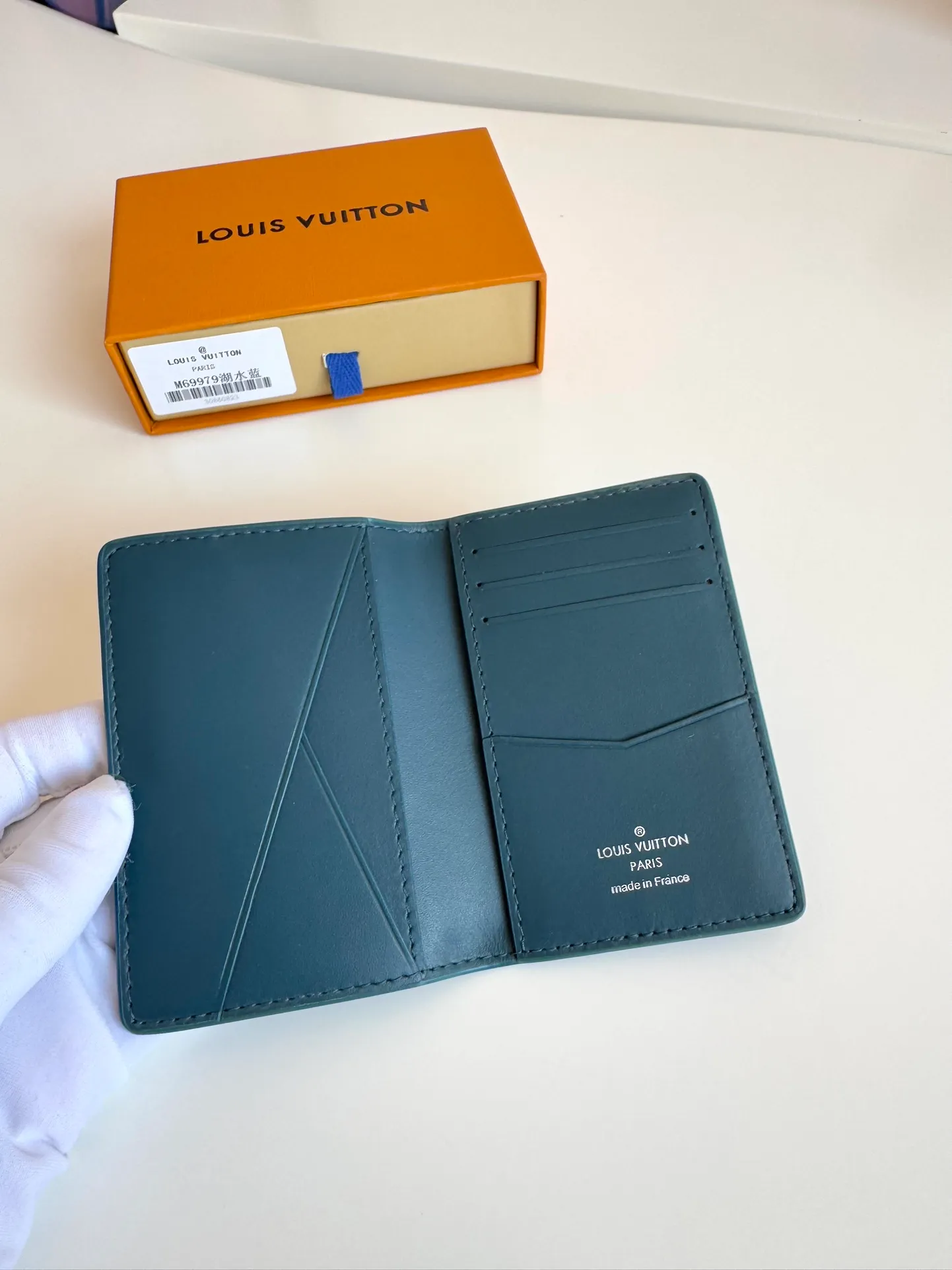 P340🇫🇷Exclusive real shot of overseas original M69979 lake blue! The new LV Aerogram Pocket Wallet is made of cow leather as soft as old aviation letterheads. The metal LV letters discreetly mark the brand identity. It is equipped with compartments and card slots, achieving the fusion of elegance and functionality. Pairs with any LV Aerogram bag. Size: 11×8cm