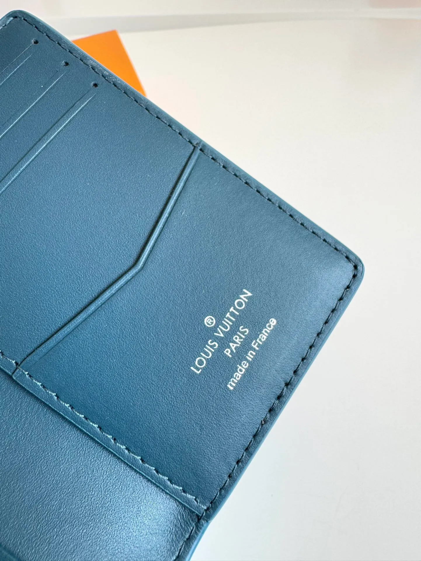 P340🇫🇷Exclusive real shot of overseas original M69979 lake blue! The new LV Aerogram Pocket Wallet is made of cow leather as soft as old aviation letterheads. The metal LV letters discreetly mark the brand identity. It is equipped with compartments and card slots, achieving the fusion of elegance and functionality. Pairs with any LV Aerogram bag. Size: 11×8cm