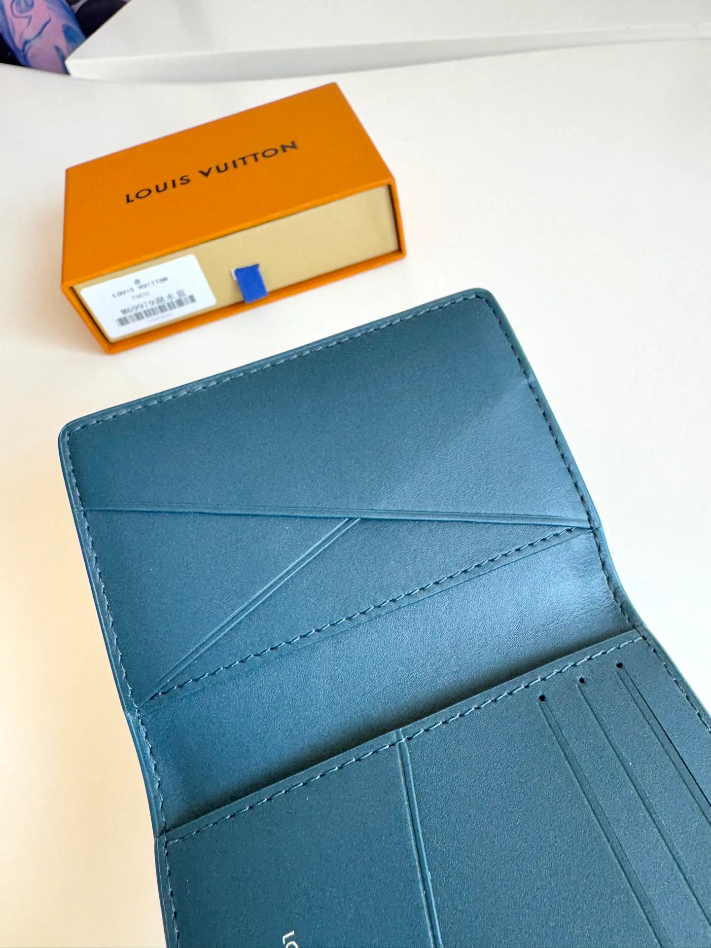 P340🇫🇷Exclusive real shot of overseas original M69979 lake blue! The new LV Aerogram Pocket Wallet is made of cow leather as soft as old aviation letterheads. The metal LV letters discreetly mark the brand identity. It is equipped with compartments and card slots, achieving the fusion of elegance and functionality. Pairs with any LV Aerogram bag. Size: 11×8cm