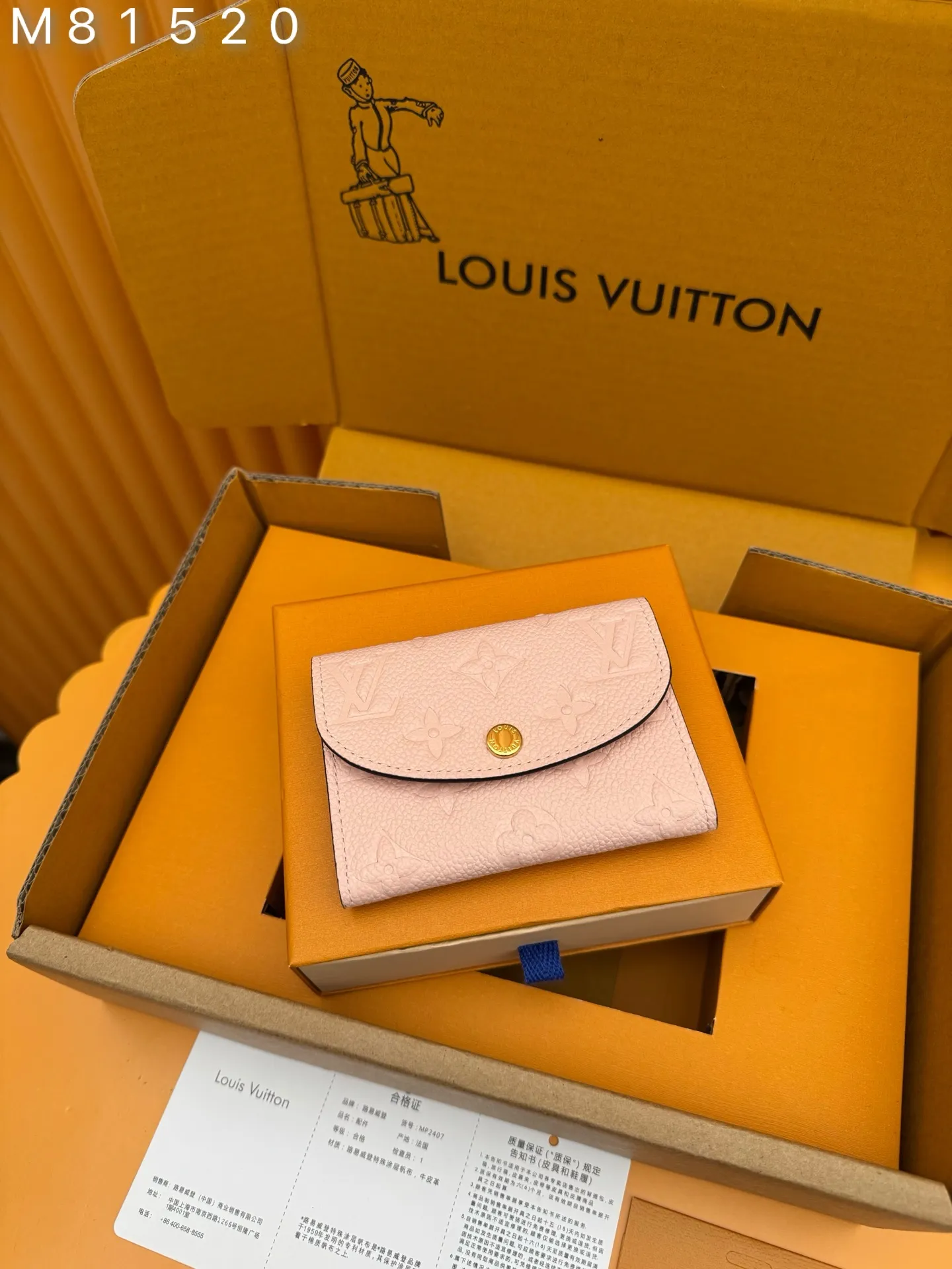 M81520 "Special Duty Free" ♻️[Official special edition·First-class material·All-steel hardware·French chips·Full set of packaging] This Rosalie coin purse is made of Monogram Empreinte embossed soft-grained cowhide. It opens with a rounded flap and has a compact configuration. It has a zippered coin pocket, a patch pocket and a card compartment inside. Louis Vuitton logo-engraved snaps secure the closure. 11x8x2.5cm 💰460