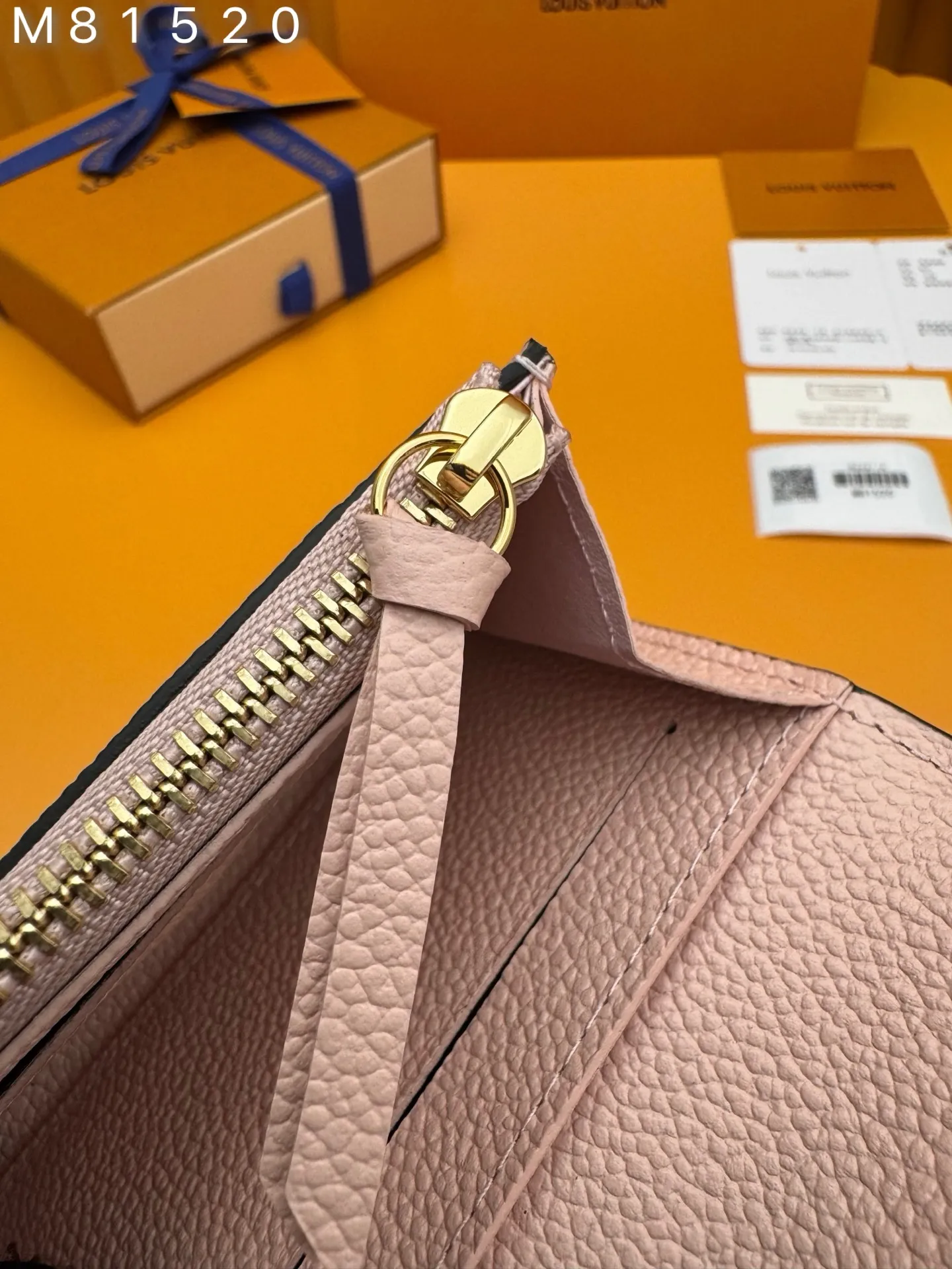 M81520 "Special Duty Free" ♻️[Official special edition·First-class material·All-steel hardware·French chips·Full set of packaging] This Rosalie coin purse is made of Monogram Empreinte embossed soft-grained cowhide. It opens with a rounded flap and has a compact configuration. It has a zippered coin pocket, a patch pocket and a card compartment inside. Louis Vuitton logo-engraved snaps secure the closure. 11x8x2.5cm 💰460