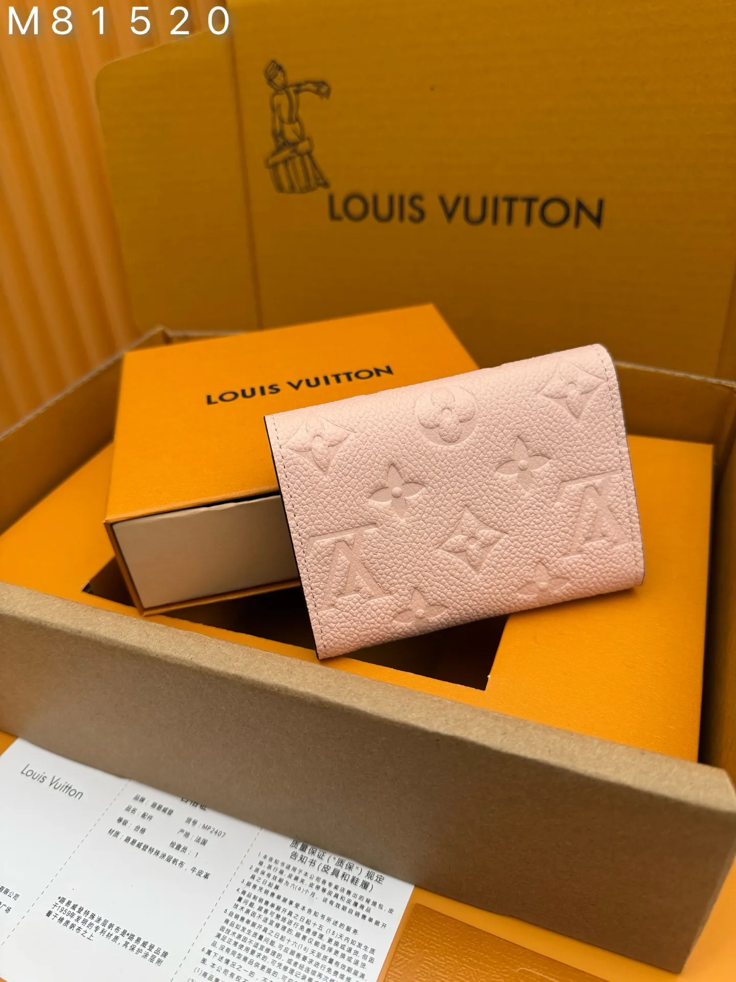 M81520 "Special Duty Free" ♻️[Official special edition·First-class material·All-steel hardware·French chips·Full set of packaging] This Rosalie coin purse is made of Monogram Empreinte embossed soft-grained cowhide. It opens with a rounded flap and has a compact configuration. It has a zippered coin pocket, a patch pocket and a card compartment inside. Louis Vuitton logo-engraved snaps secure the closure. 11x8x2.5cm 💰460