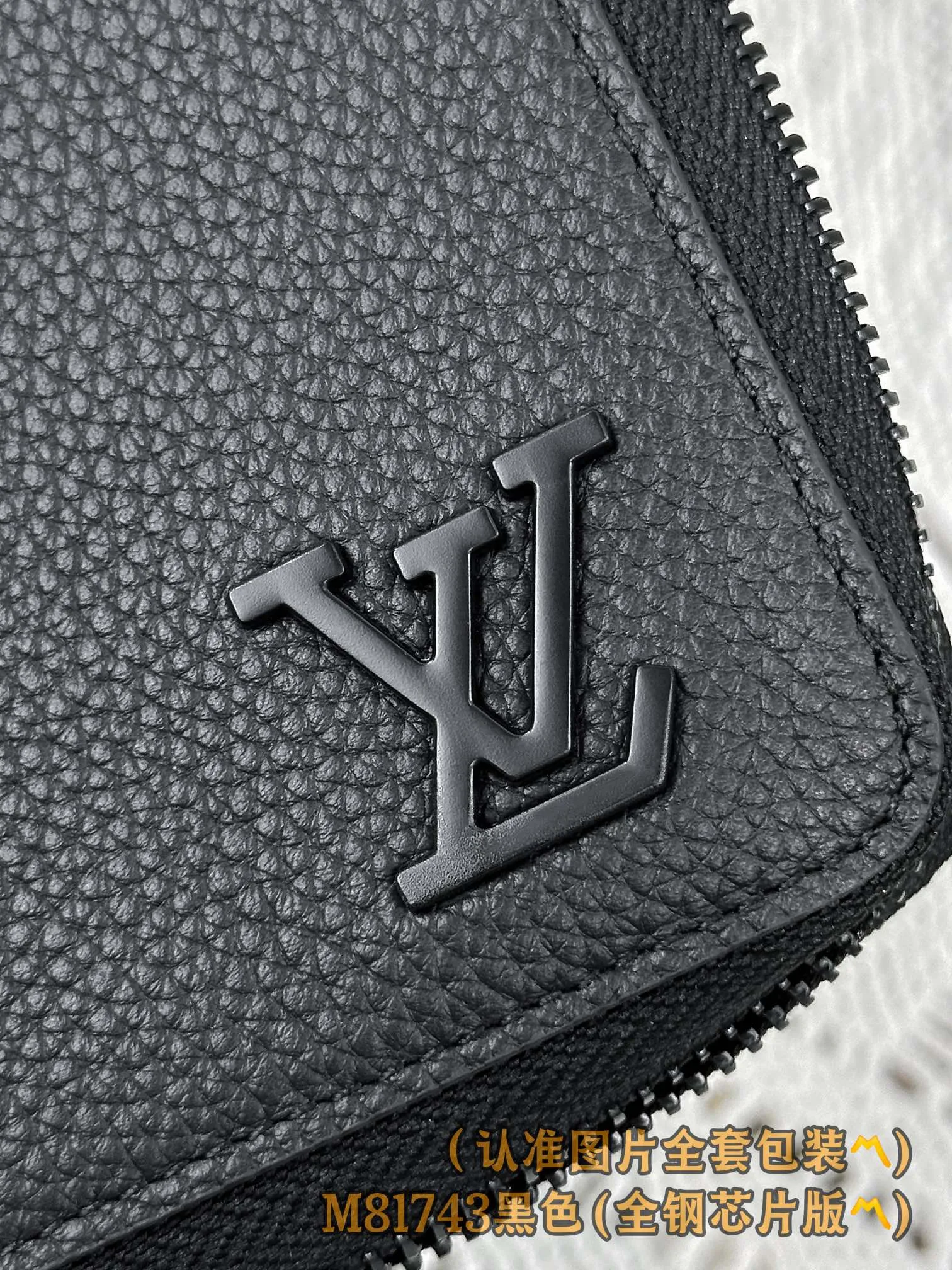 M81743 black (〽️A-grade all-steel version〽️) personalized customization, transcoding chip! Zipper Wallet LV Aerogram leather gives this zipper wallet a low-key brand style and elegance. The black cowhide leather is exquisitely crafted and soft, just like the air mail paper of the past. It is decorated with the LV Initials logo in the same color metal, making it more stylish. The style features a secure zipper closure and a spacious interior, making it an ideal style for fashionable men who prefer an all-in-one wallet.  10 x 20 x 2 cm (length x height x width). Special 400