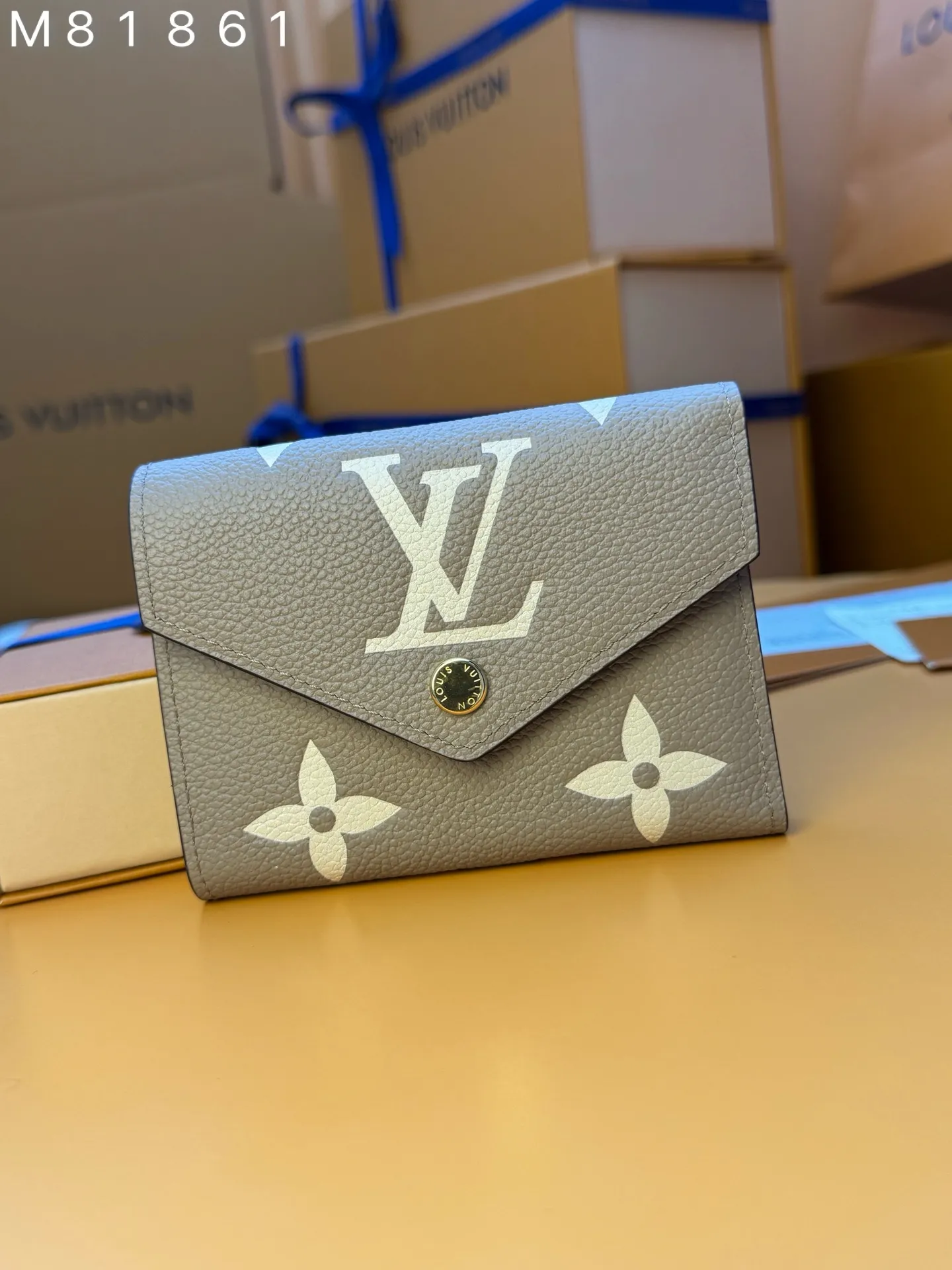 M81861 "Special Duty Free" ♻️ [Official special edition·First-class material·All steel hardware·163 chips·Full set of packaging] This Victorine wallet is made of soft Monogram Empreinte grained cow leather embossed with the classic Monogram pattern, with a two-color design to highlight the exquisite texture. The compact design hides ample space for storing banknotes, coins and cards. 12x9.5x1.5cm 💰540