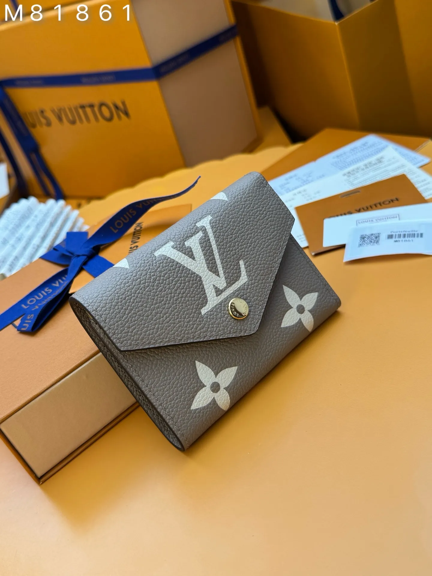 M81861 "Special Duty Free" ♻️ [Official special edition·First-class material·All steel hardware·163 chips·Full set of packaging] This Victorine wallet is made of soft Monogram Empreinte grained cow leather embossed with the classic Monogram pattern, with a two-color design to highlight the exquisite texture. The compact design hides ample space for storing banknotes, coins and cards. 12x9.5x1.5cm 💰540