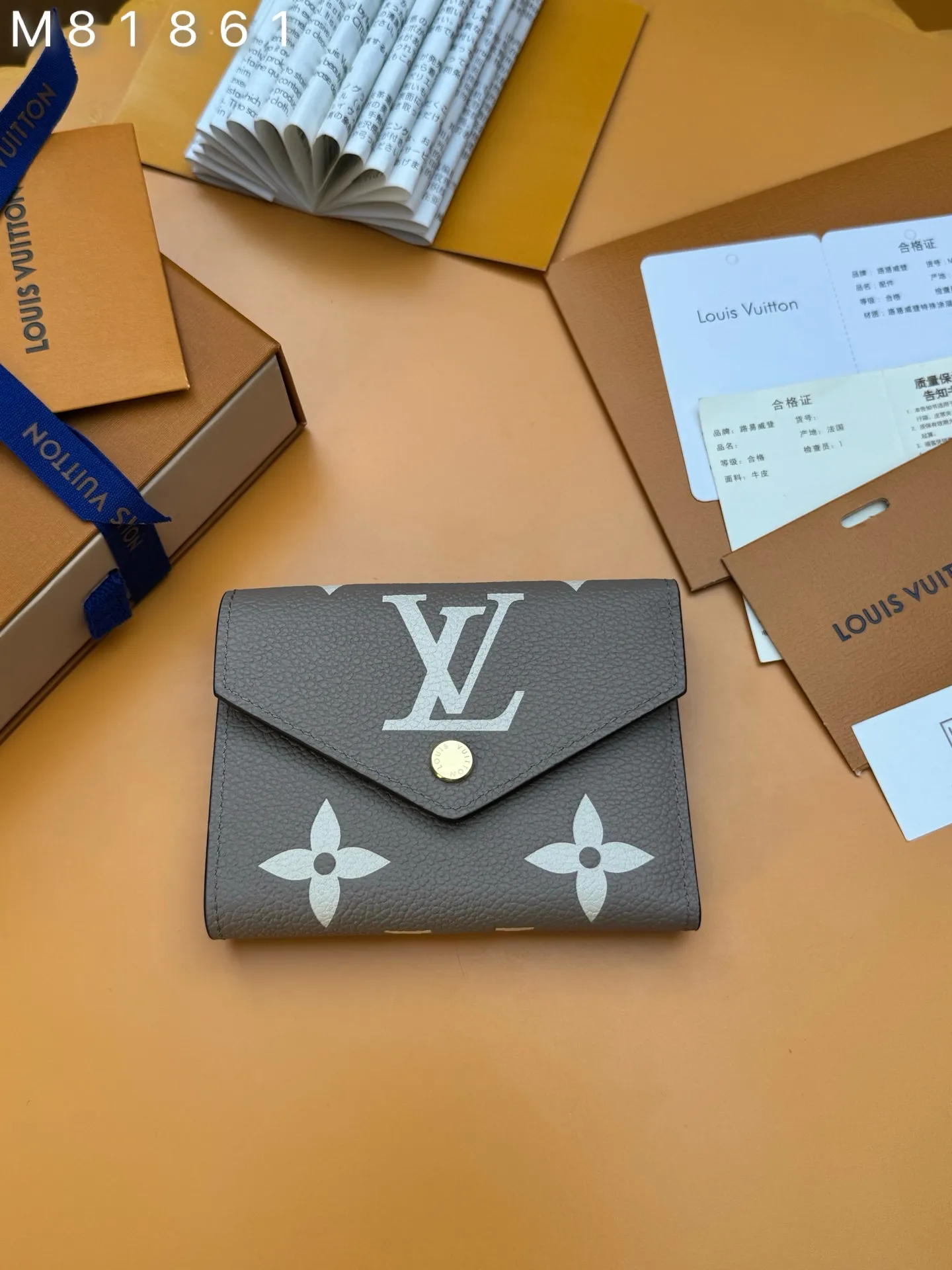 M81861 "Special Duty Free" ♻️ [Official special edition·First-class material·All steel hardware·163 chips·Full set of packaging] This Victorine wallet is made of soft Monogram Empreinte grained cow leather embossed with the classic Monogram pattern, with a two-color design to highlight the exquisite texture. The compact design hides ample space for storing banknotes, coins and cards. 12x9.5x1.5cm 💰540