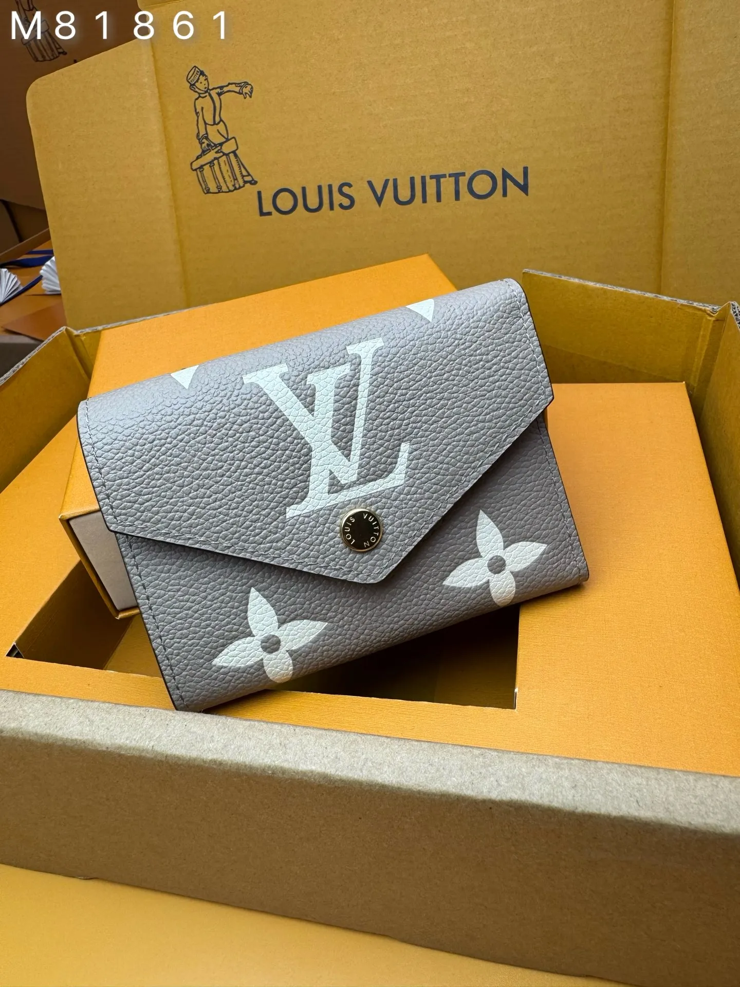 M81861 "Special Duty Free" ♻️ [Official special edition·First-class material·All steel hardware·163 chips·Full set of packaging] This Victorine wallet is made of soft Monogram Empreinte grained cow leather embossed with the classic Monogram pattern, with a two-color design to highlight the exquisite texture. The compact design hides ample space for storing banknotes, coins and cards. 12x9.5x1.5cm 💰540