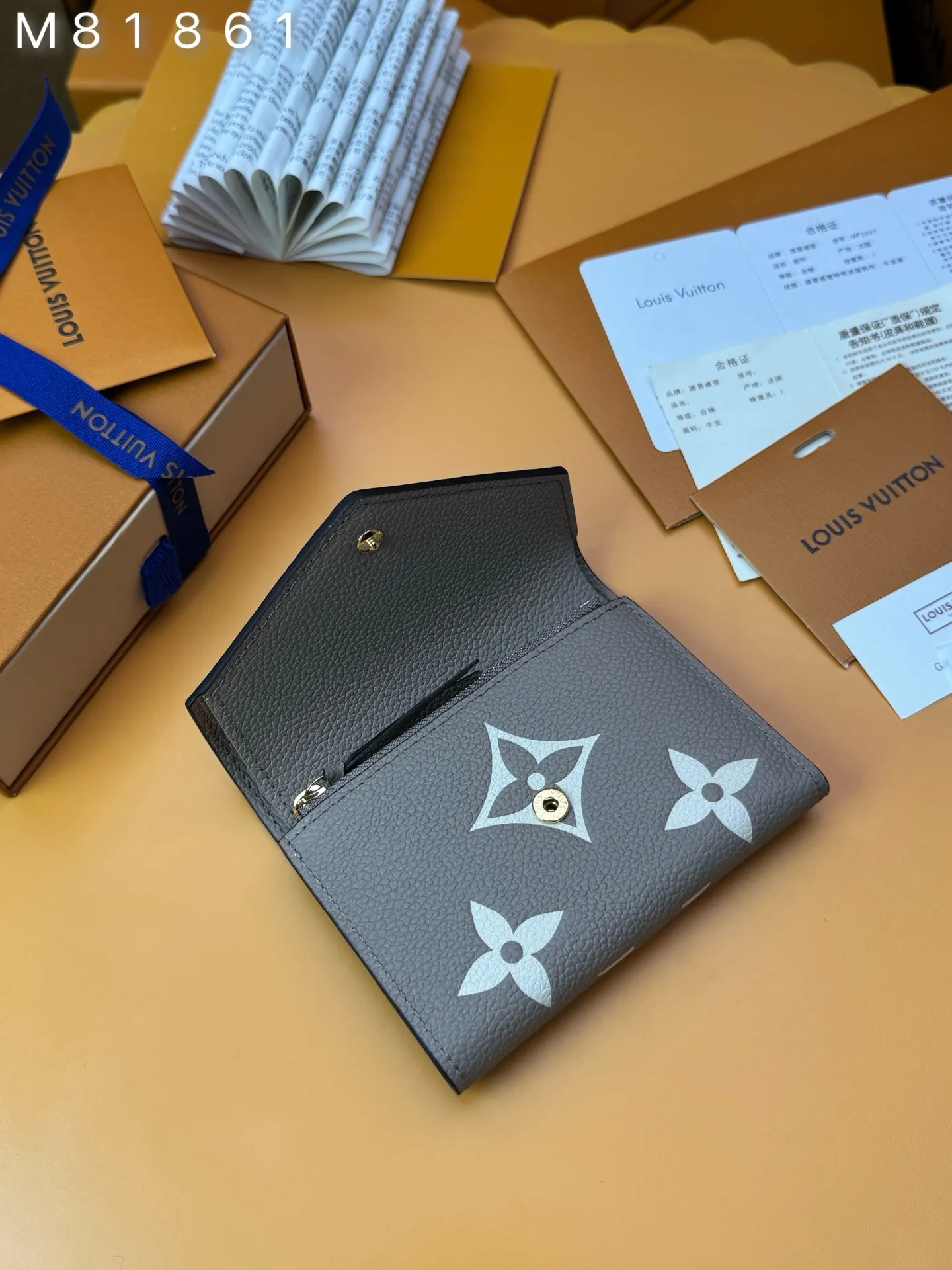 M81861 "Special Duty Free" ♻️ [Official special edition·First-class material·All steel hardware·163 chips·Full set of packaging] This Victorine wallet is made of soft Monogram Empreinte grained cow leather embossed with the classic Monogram pattern, with a two-color design to highlight the exquisite texture. The compact design hides ample space for storing banknotes, coins and cards. 12x9.5x1.5cm 💰540