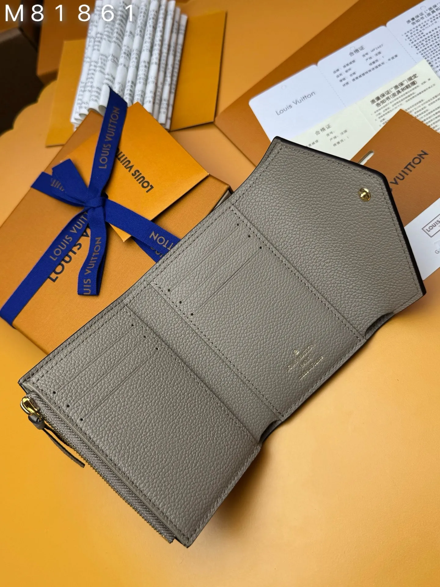 M81861 "Special Duty Free" ♻️ [Official special edition·First-class material·All steel hardware·163 chips·Full set of packaging] This Victorine wallet is made of soft Monogram Empreinte grained cow leather embossed with the classic Monogram pattern, with a two-color design to highlight the exquisite texture. The compact design hides ample space for storing banknotes, coins and cards. 12x9.5x1.5cm 💰540
