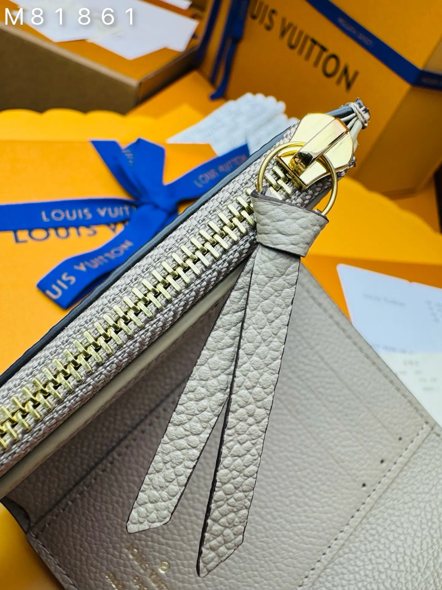 M81861 "Special Duty Free" ♻️ [Official special edition·First-class material·All steel hardware·163 chips·Full set of packaging] This Victorine wallet is made of soft Monogram Empreinte grained cow leather embossed with the classic Monogram pattern, with a two-color design to highlight the exquisite texture. The compact design hides ample space for storing banknotes, coins and cards. 12x9.5x1.5cm 💰540