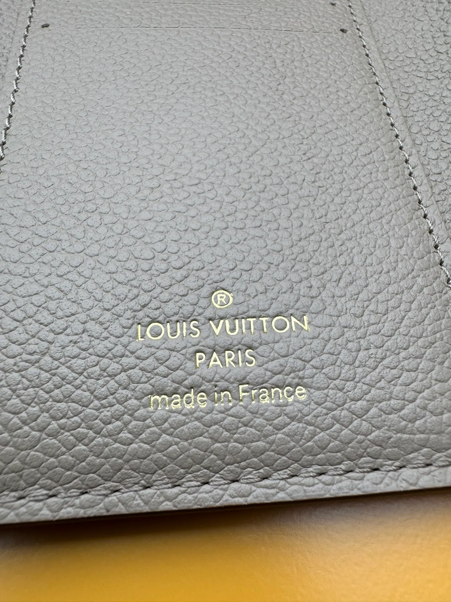 M81861 "Special Duty Free" ♻️ [Official special edition·First-class material·All steel hardware·163 chips·Full set of packaging] This Victorine wallet is made of soft Monogram Empreinte grained cow leather embossed with the classic Monogram pattern, with a two-color design to highlight the exquisite texture. The compact design hides ample space for storing banknotes, coins and cards. 12x9.5x1.5cm 💰540