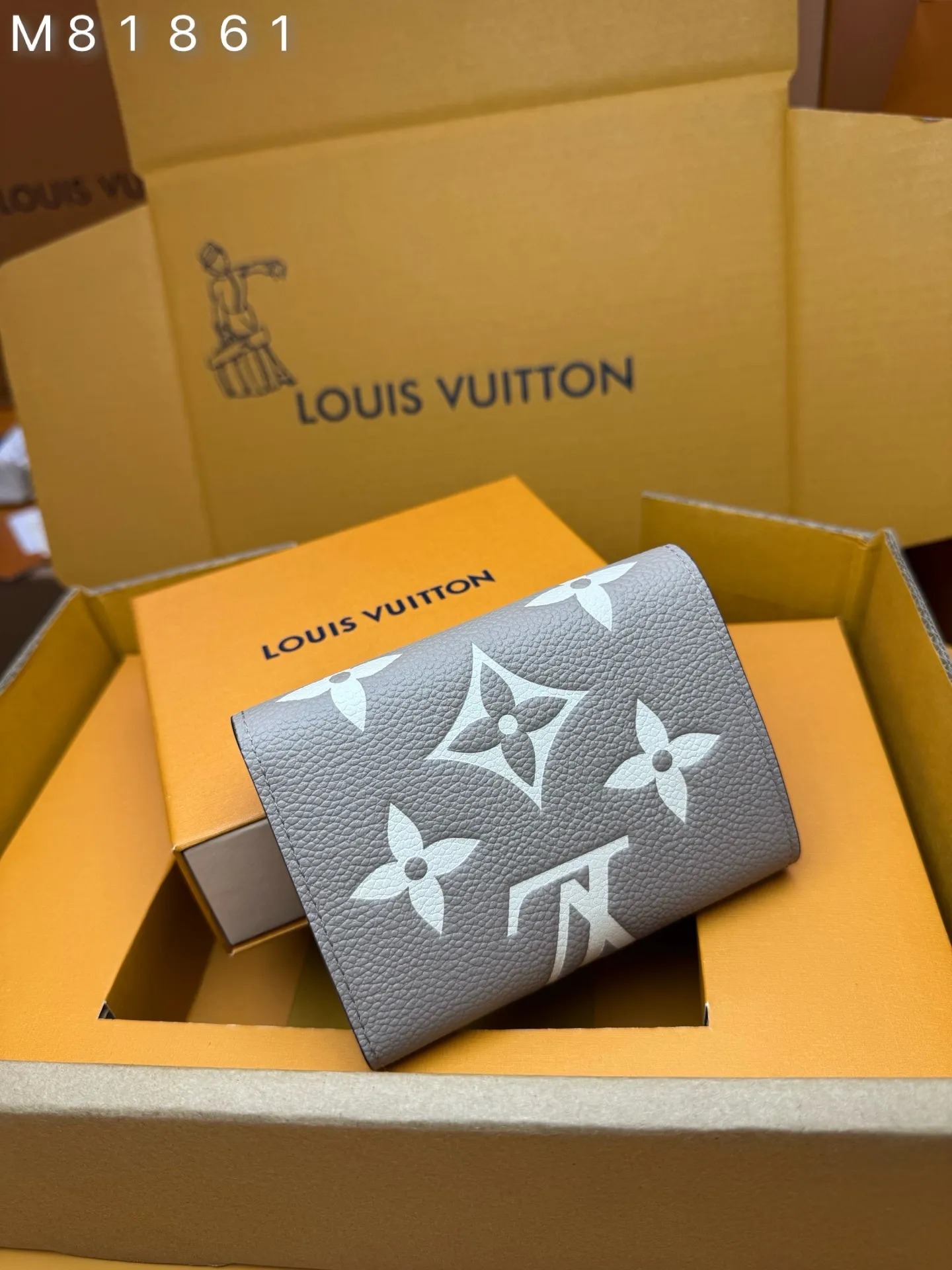 M81861 "Special Duty Free" ♻️ [Official special edition·First-class material·All steel hardware·163 chips·Full set of packaging] This Victorine wallet is made of soft Monogram Empreinte grained cow leather embossed with the classic Monogram pattern, with a two-color design to highlight the exquisite texture. The compact design hides ample space for storing banknotes, coins and cards. 12x9.5x1.5cm 💰540