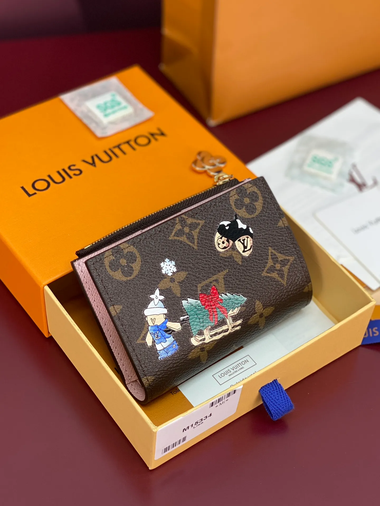 M15334 Christmas model! (High quality⚠️) LISA wallet, this Lisa wallet comes from the Vivienne Wintery Travel series, inviting the brand mascot Vivienne to transform into a fun zipper puller. Lined in signature Monogram canvas and leather, interior features multiple pockets and card slots.  11.5 x 1.5 x 9 cm (H x W x Length 💰420