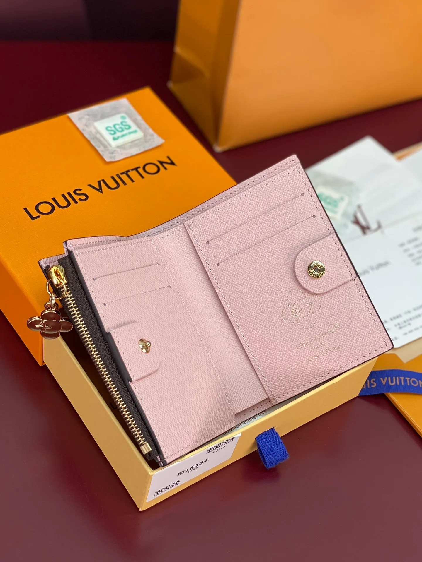 M15334 Christmas model! (High quality⚠️) LISA wallet, this Lisa wallet comes from the Vivienne Wintery Travel series, inviting the brand mascot Vivienne to transform into a fun zipper puller. Lined in signature Monogram canvas and leather, interior features multiple pockets and card slots.  11.5 x 1.5 x 9 cm (H x W x Length 💰420