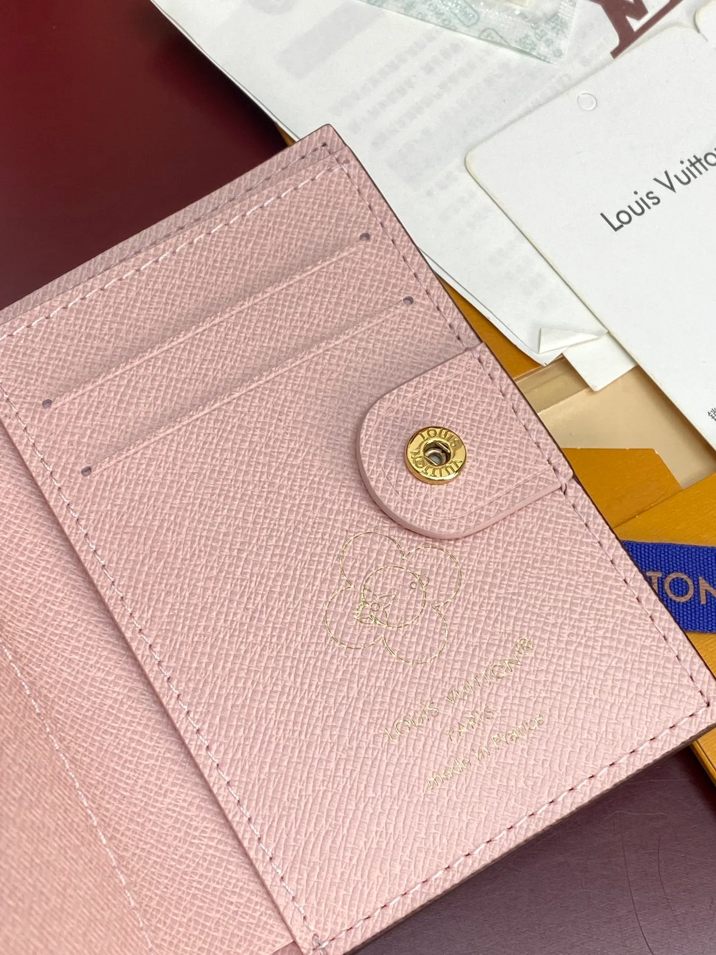 M15334 Christmas model! (High quality⚠️) LISA wallet, this Lisa wallet comes from the Vivienne Wintery Travel series, inviting the brand mascot Vivienne to transform into a fun zipper puller. Lined in signature Monogram canvas and leather, interior features multiple pockets and card slots.  11.5 x 1.5 x 9 cm (H x W x Length 💰420