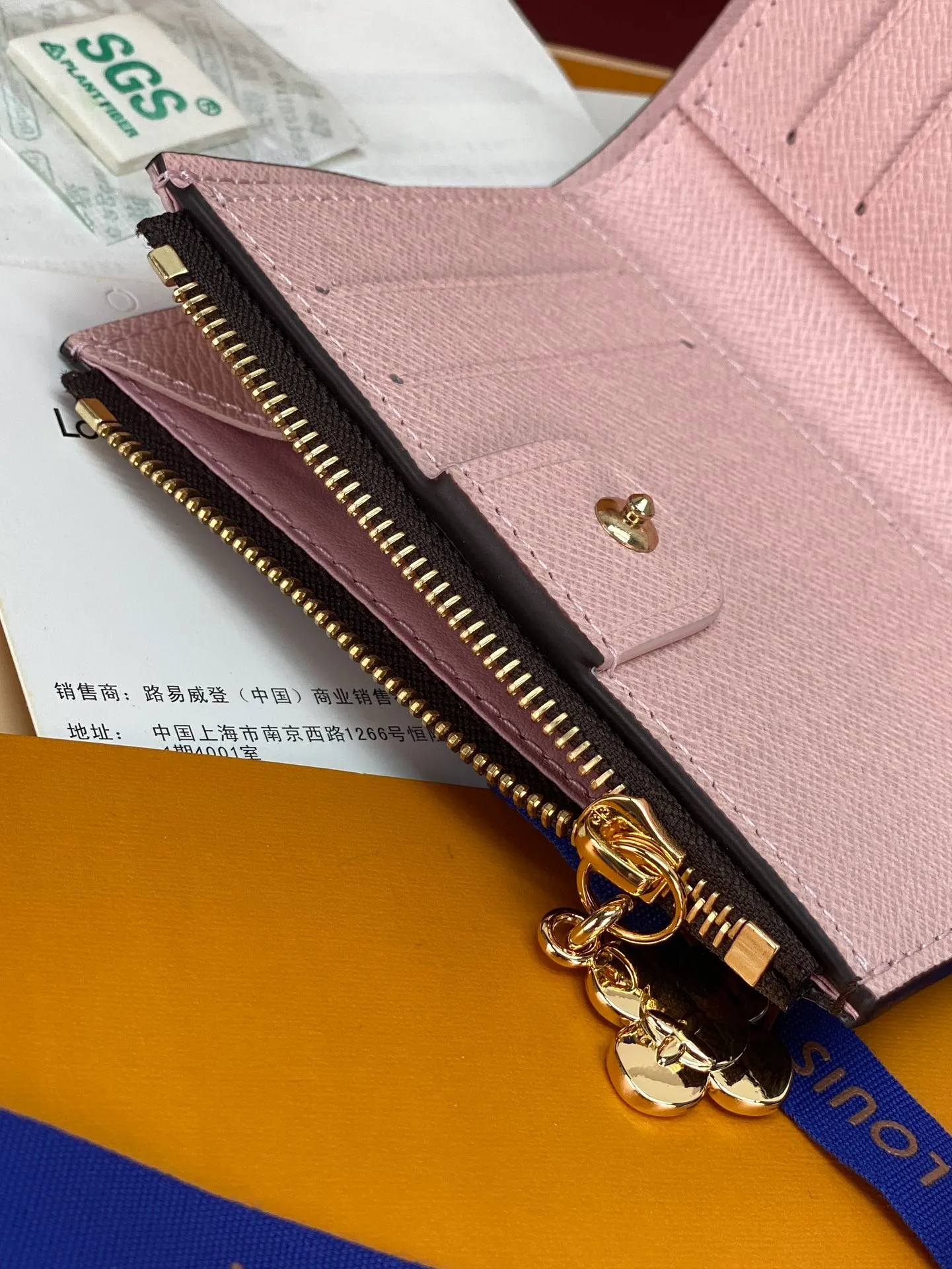 M15334 Christmas model! (High quality⚠️) LISA wallet, this Lisa wallet comes from the Vivienne Wintery Travel series, inviting the brand mascot Vivienne to transform into a fun zipper puller. Lined in signature Monogram canvas and leather, interior features multiple pockets and card slots.  11.5 x 1.5 x 9 cm (H x W x Length 💰420